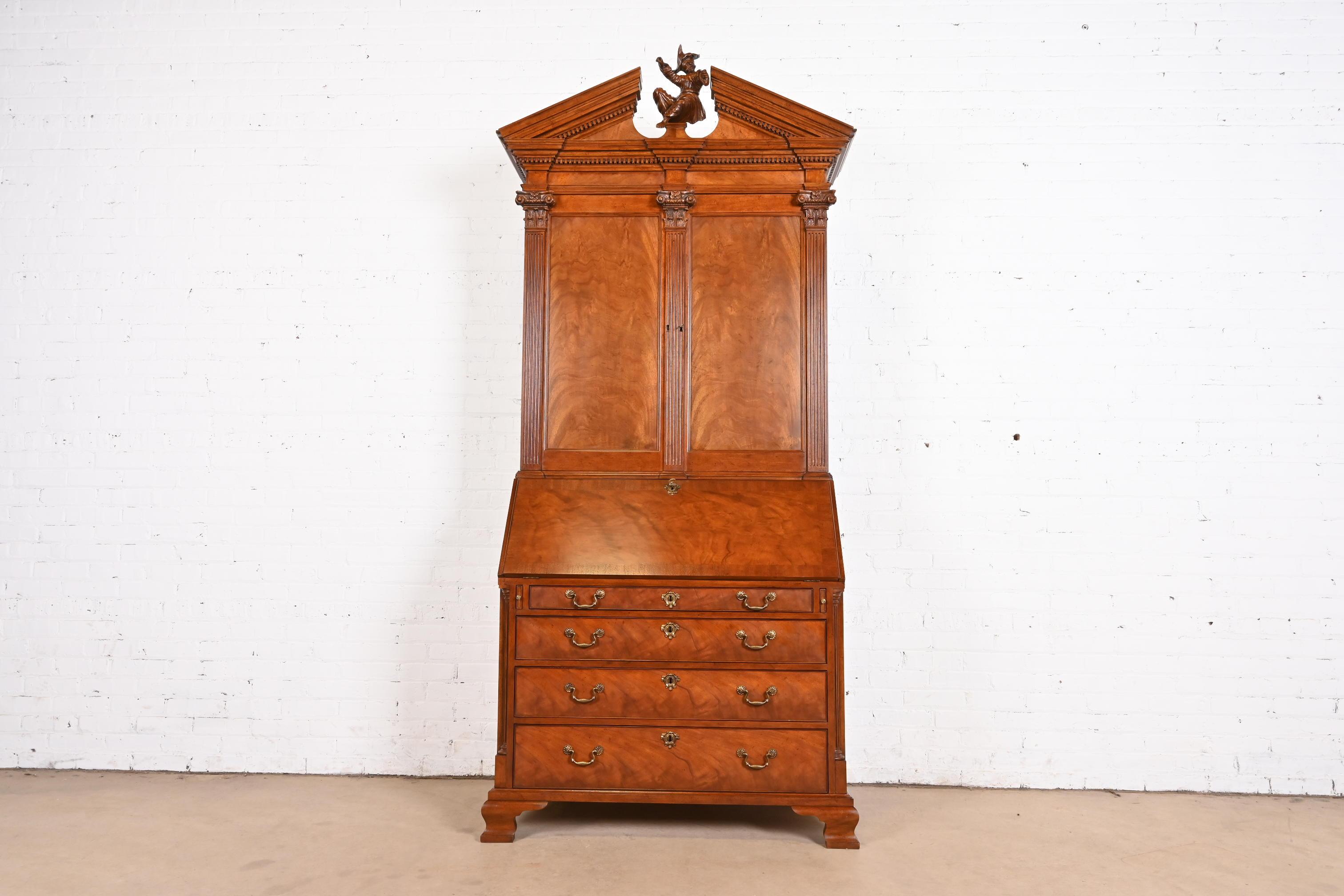 Un extraordinario escritorio de estilo georgiano o Chippendale con tapa frontal abatible y conejera librería

Por Baker Furniture

EE.UU., finales del siglo XX

Preciosa madera de caoba y burl, con figura tallada, herrajes originales de latón y