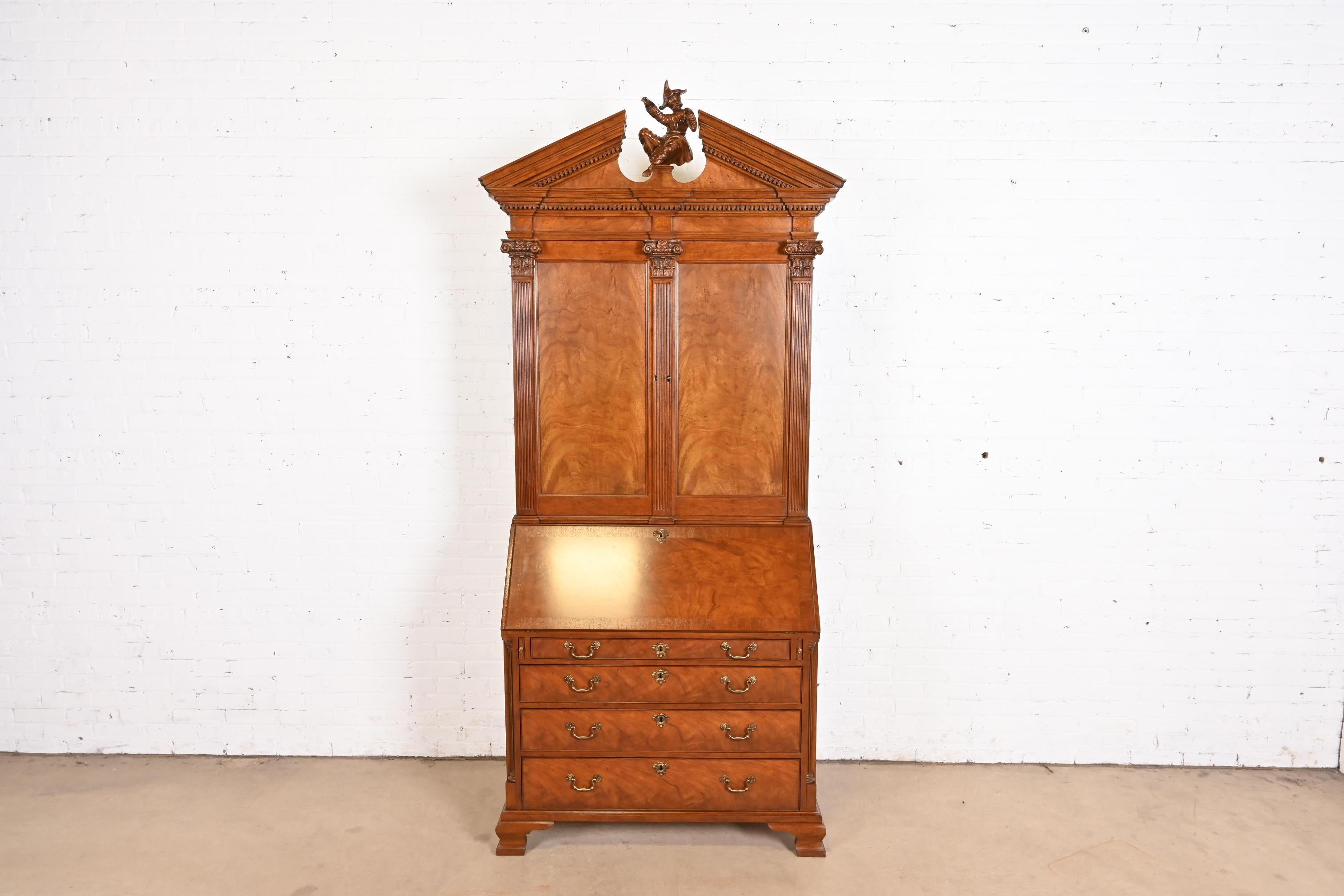 Baker Furniture Escritorio Georgiano de caoba burilada con frente abatible Estadounidense en venta