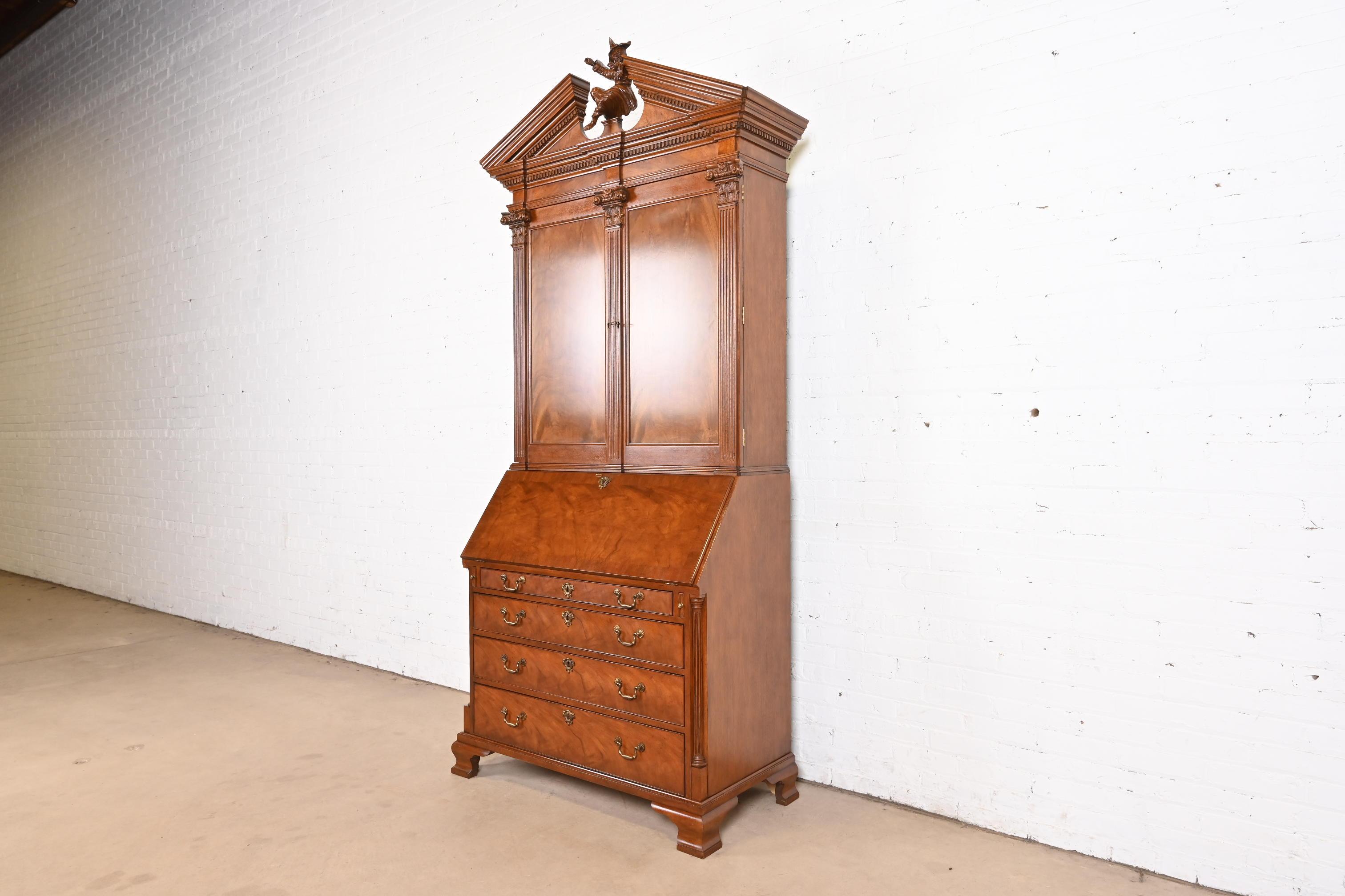 Baker Furniture Escritorio Georgiano de caoba burilada con frente abatible en Bueno estado para la venta en South Bend, IN