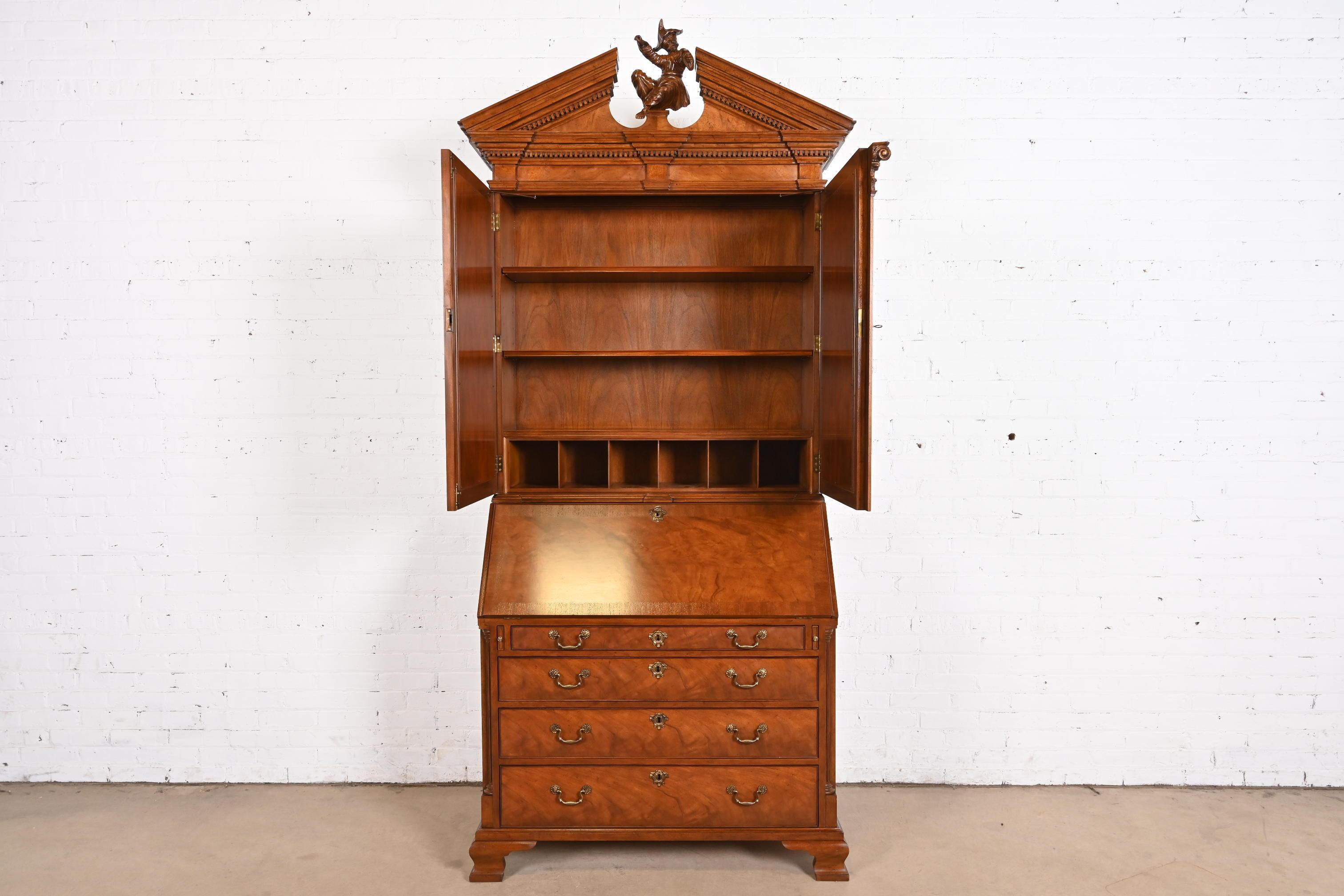Baker Furniture Escritorio Georgiano de caoba burilada con frente abatible Latón en venta