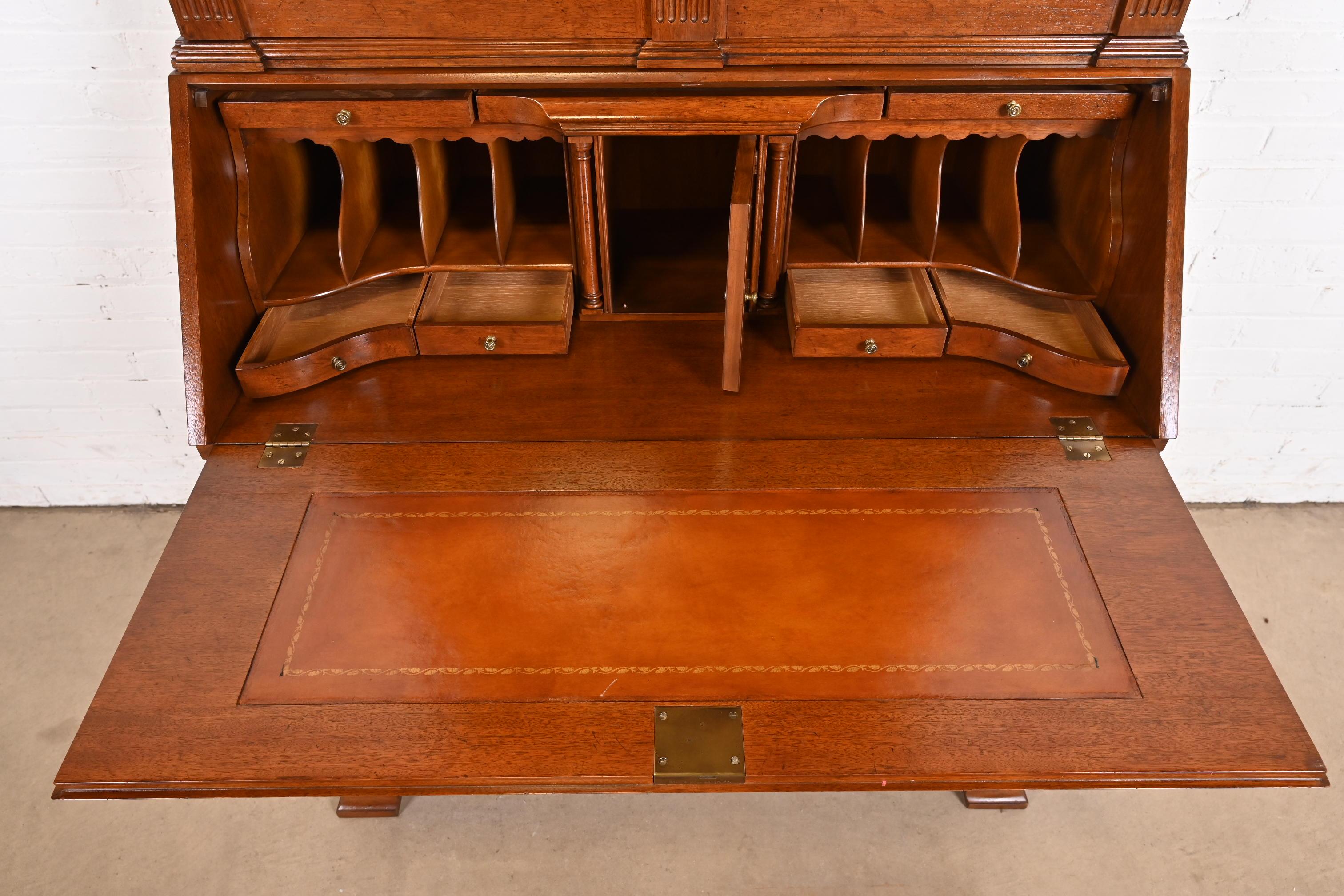 Baker Furniture Escritorio Georgiano de caoba burilada con frente abatible en venta 1