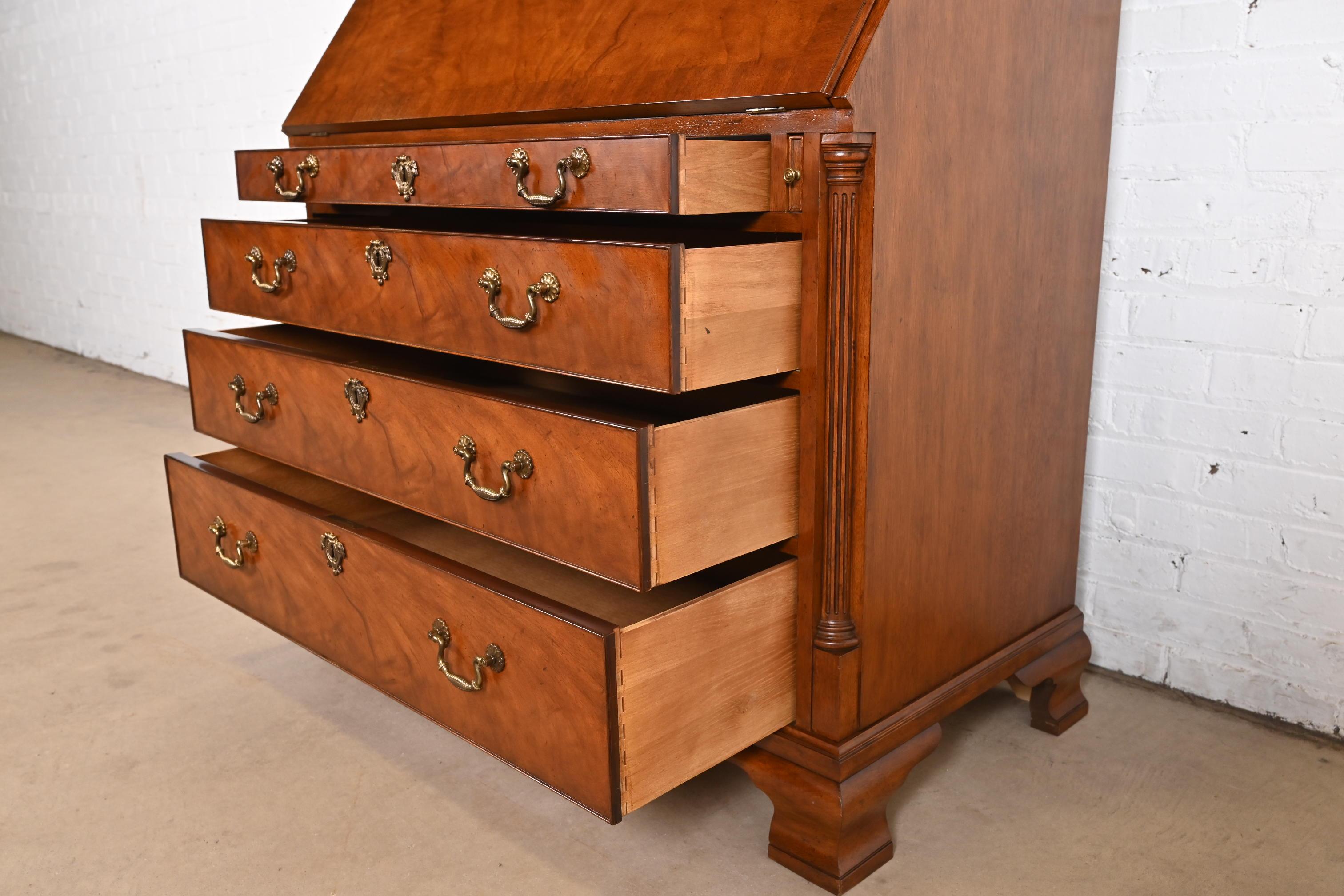 Baker Furniture Escritorio Georgiano de caoba burilada con frente abatible en venta 2
