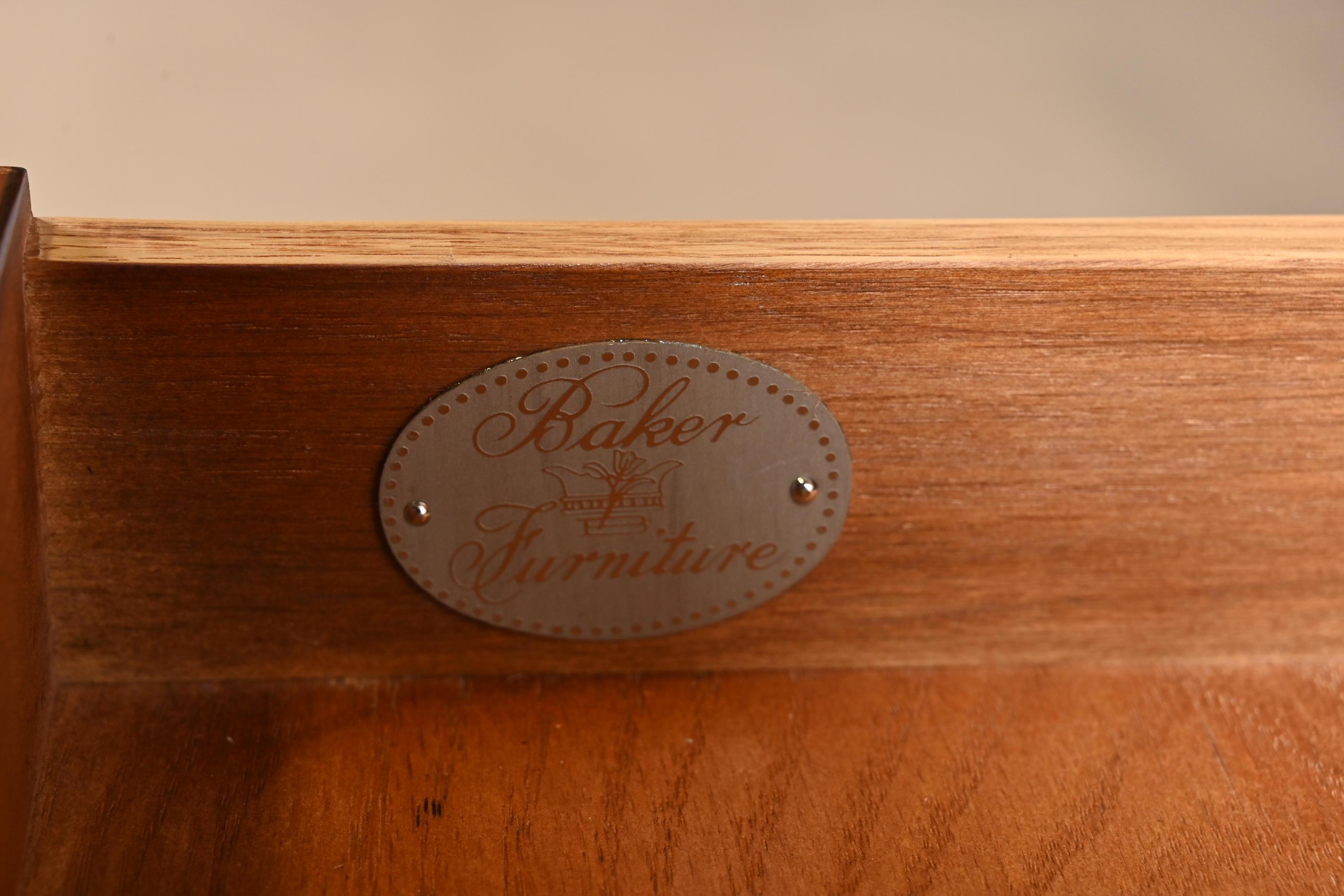 Baker Furniture Escritorio Georgiano de caoba burilada con frente abatible en venta 3