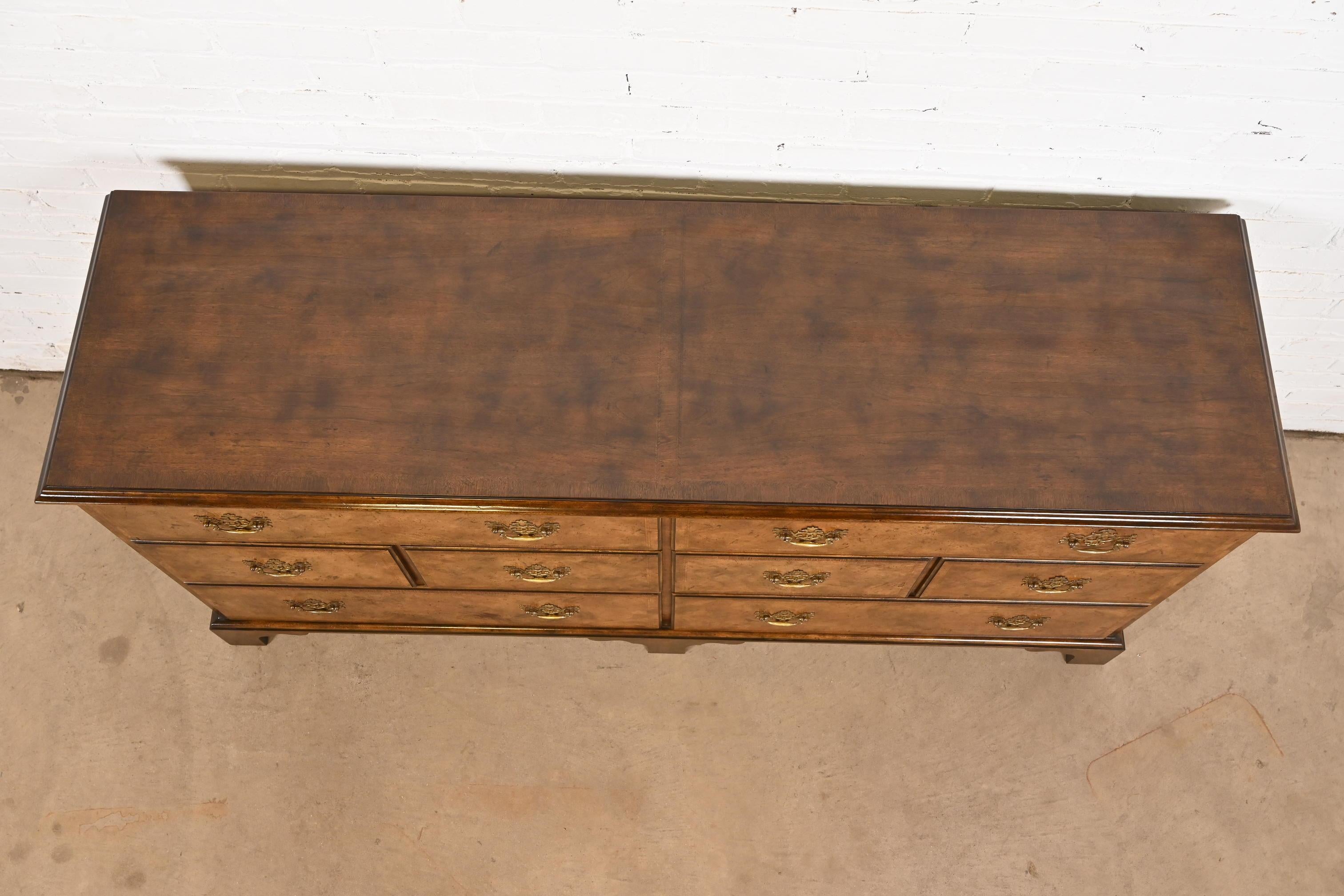 Meubles Baker - Commode ou commode en noyer ronce géorgien en vente 3