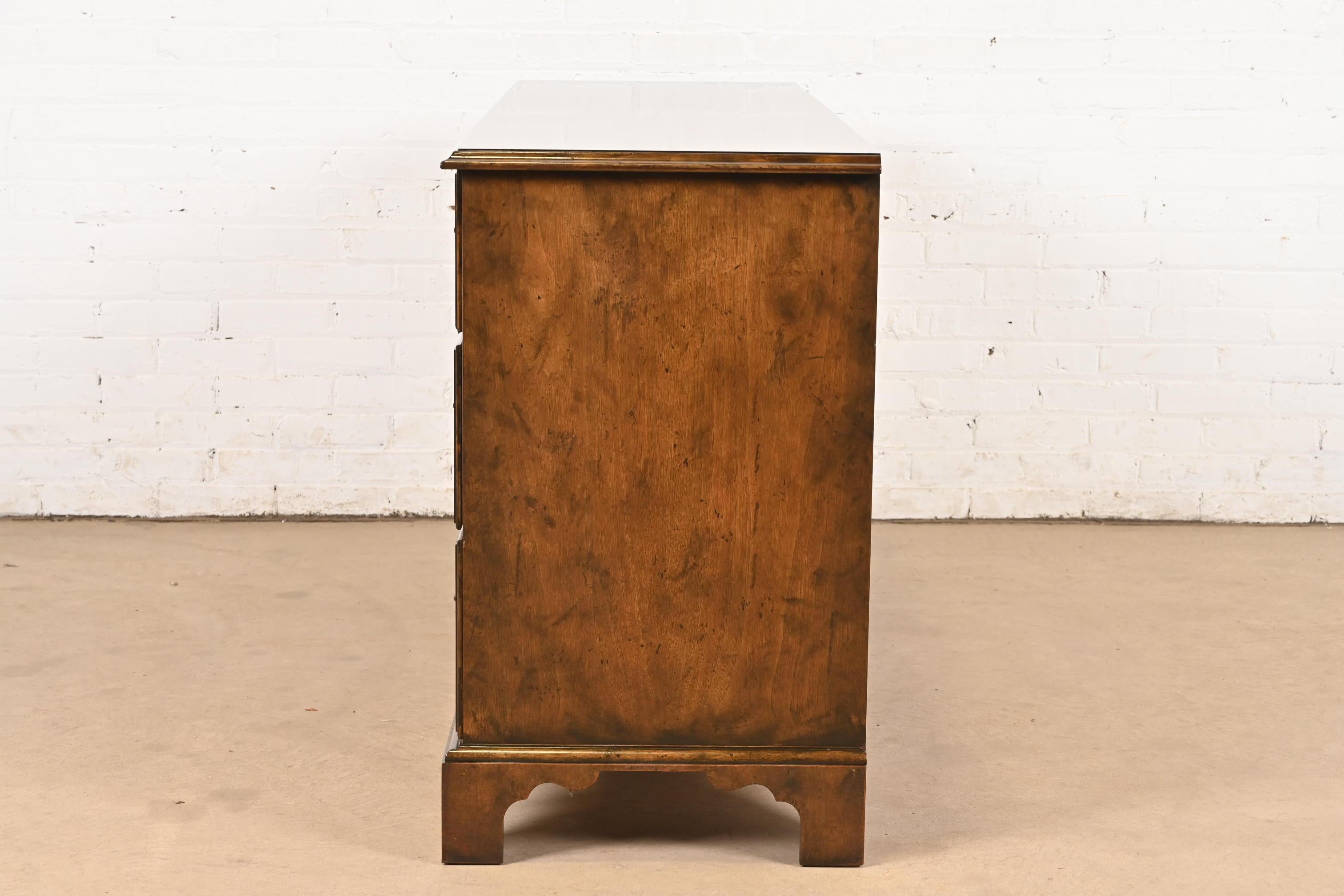 Meubles Baker - Commode ou commode en noyer ronce géorgien en vente 4