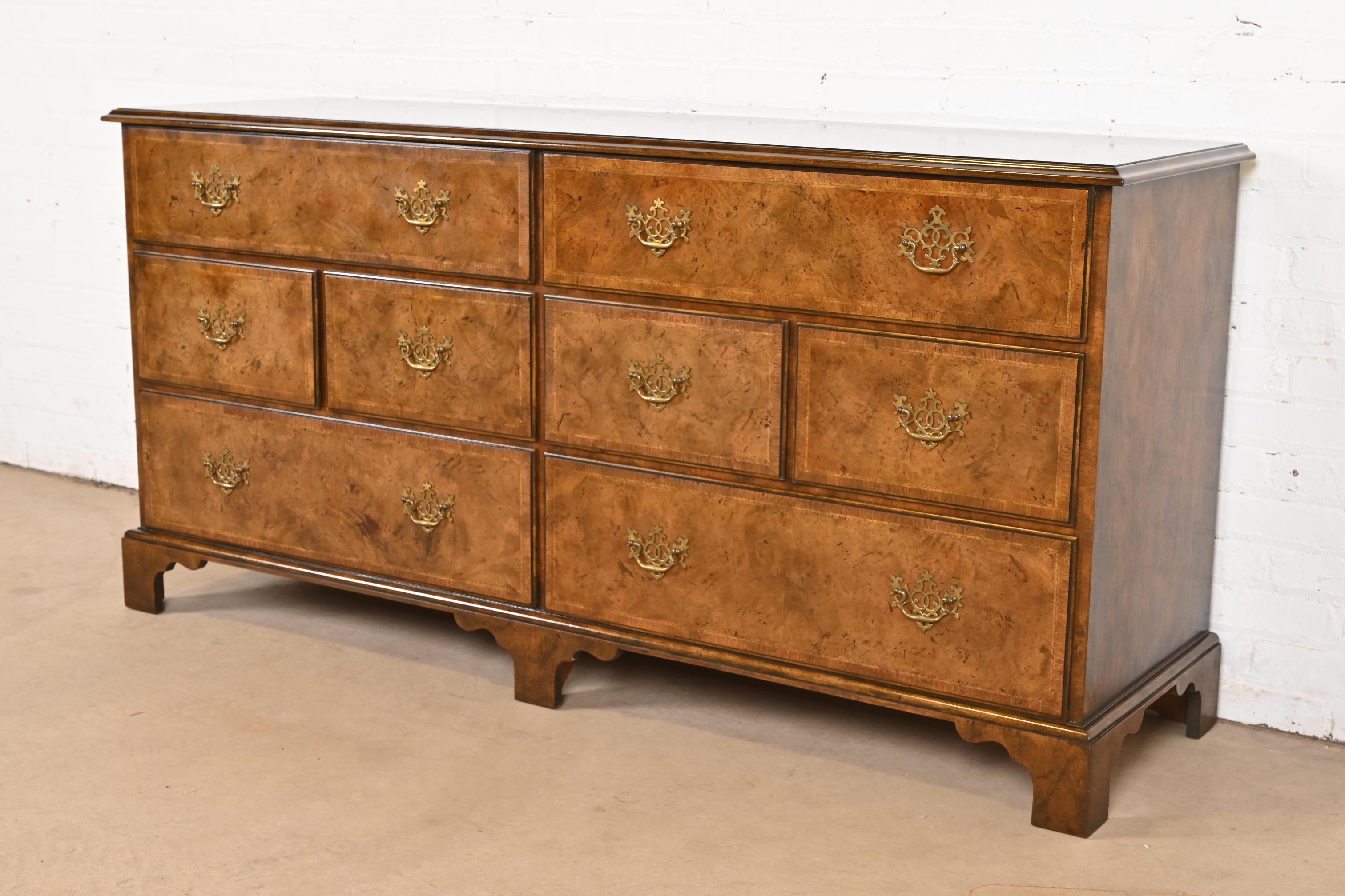 Georgien Meubles Baker - Commode ou commode en noyer ronce géorgien en vente