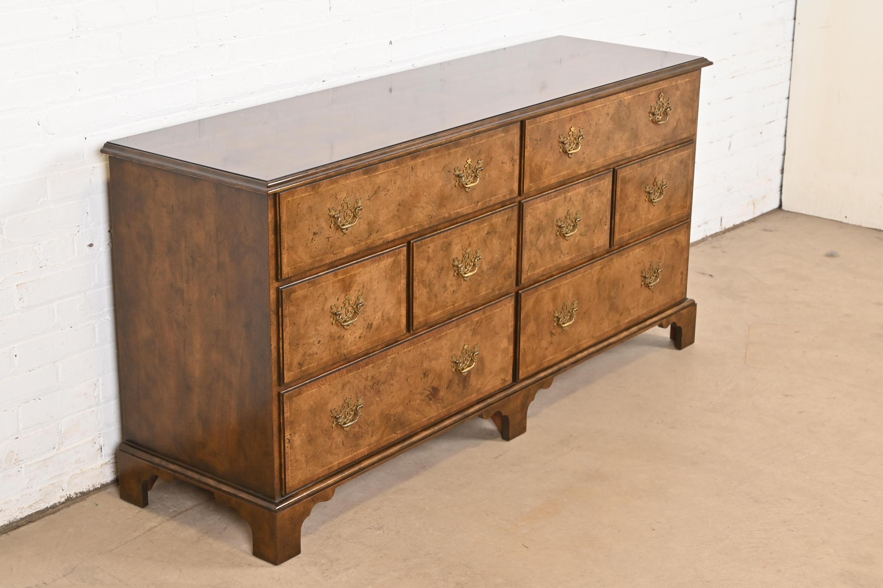 Américain Meubles Baker - Commode ou commode en noyer ronce géorgien en vente