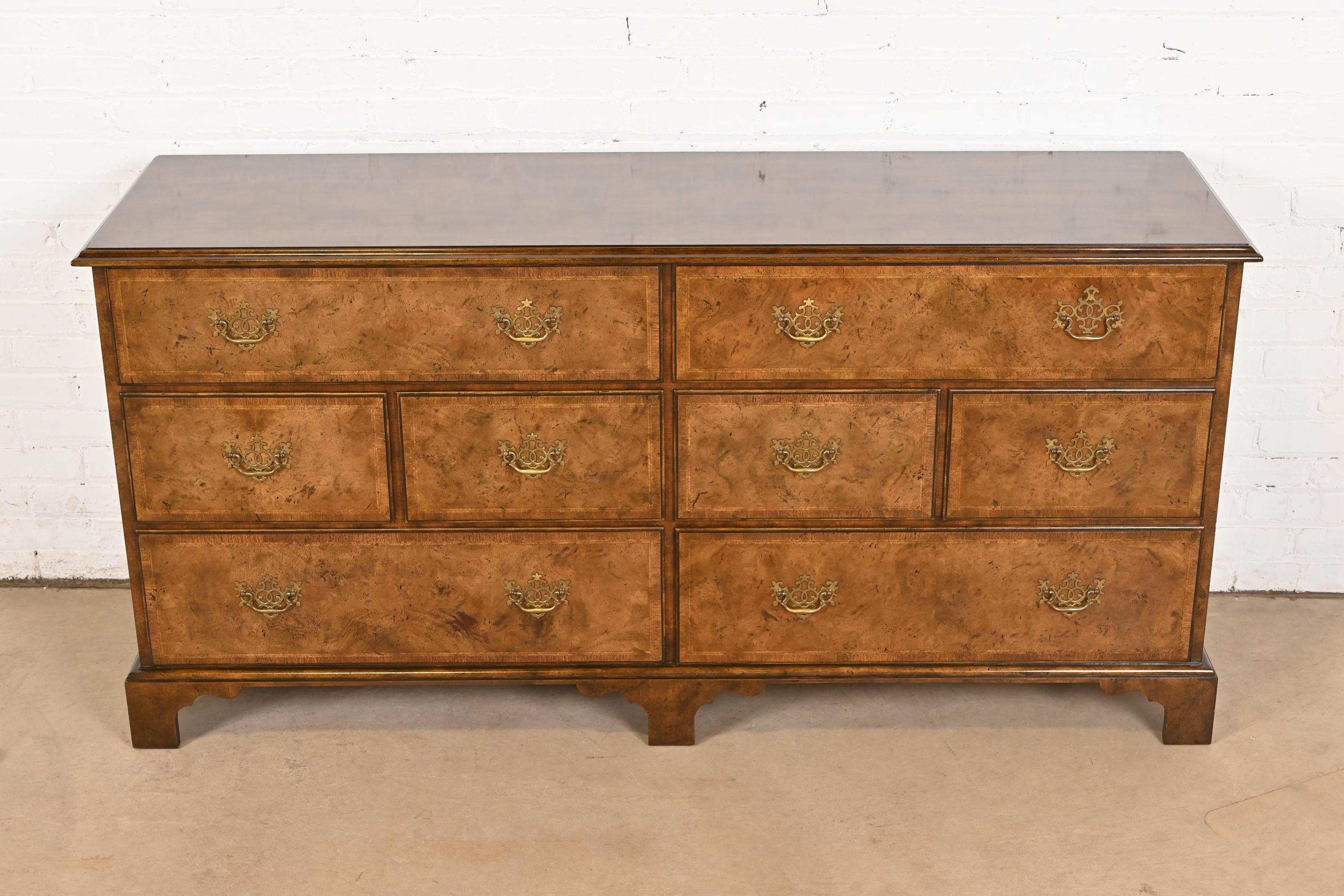Meubles Baker - Commode ou commode en noyer ronce géorgien Bon état - En vente à South Bend, IN