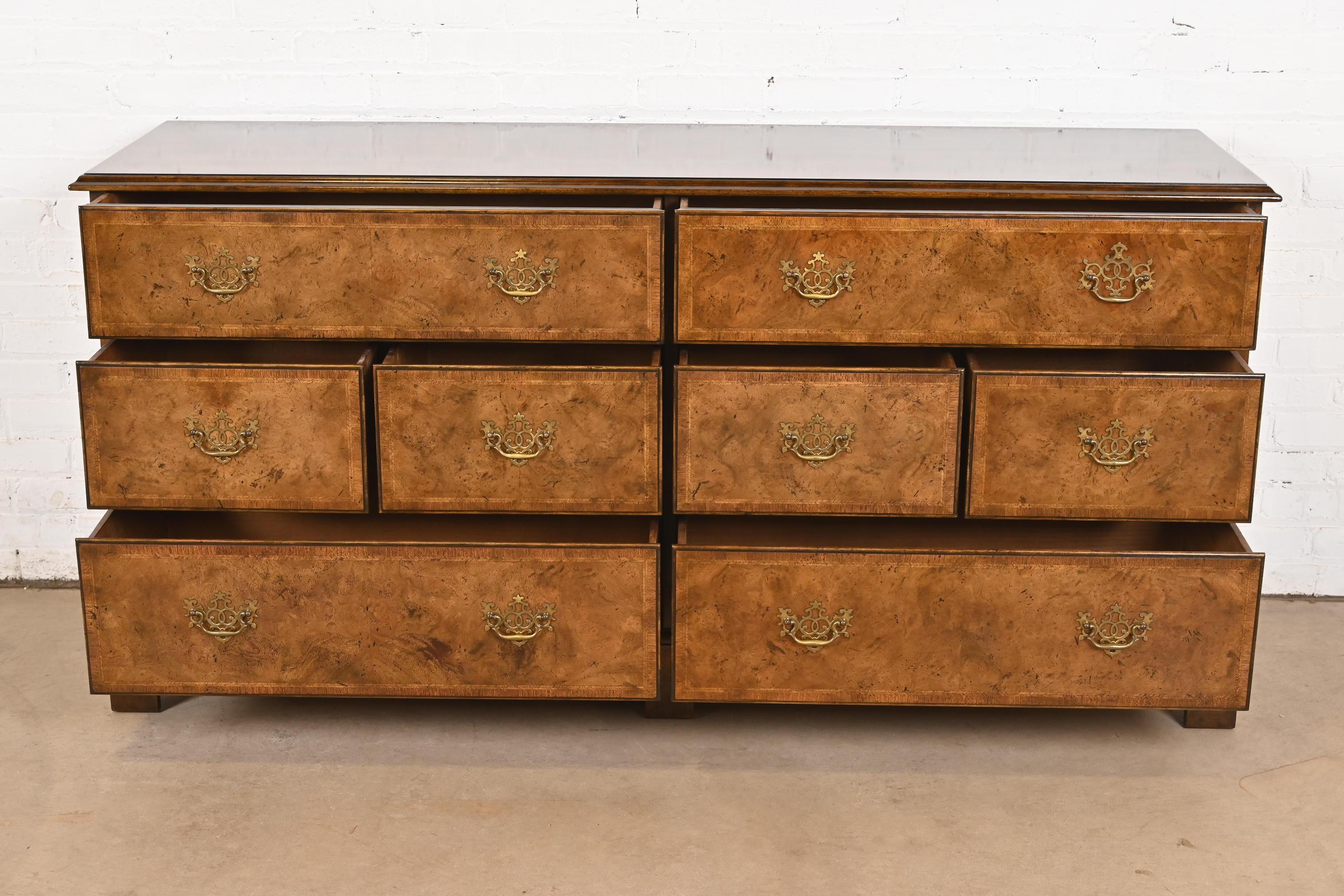 Fin du 20e siècle Meubles Baker - Commode ou commode en noyer ronce géorgien en vente