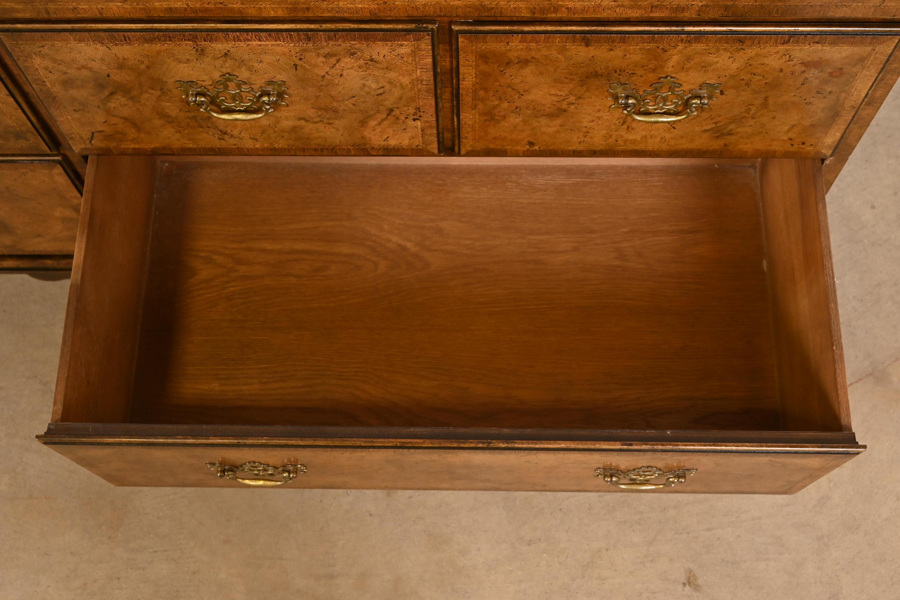 Laiton Meubles Baker - Commode ou commode en noyer ronce géorgien en vente