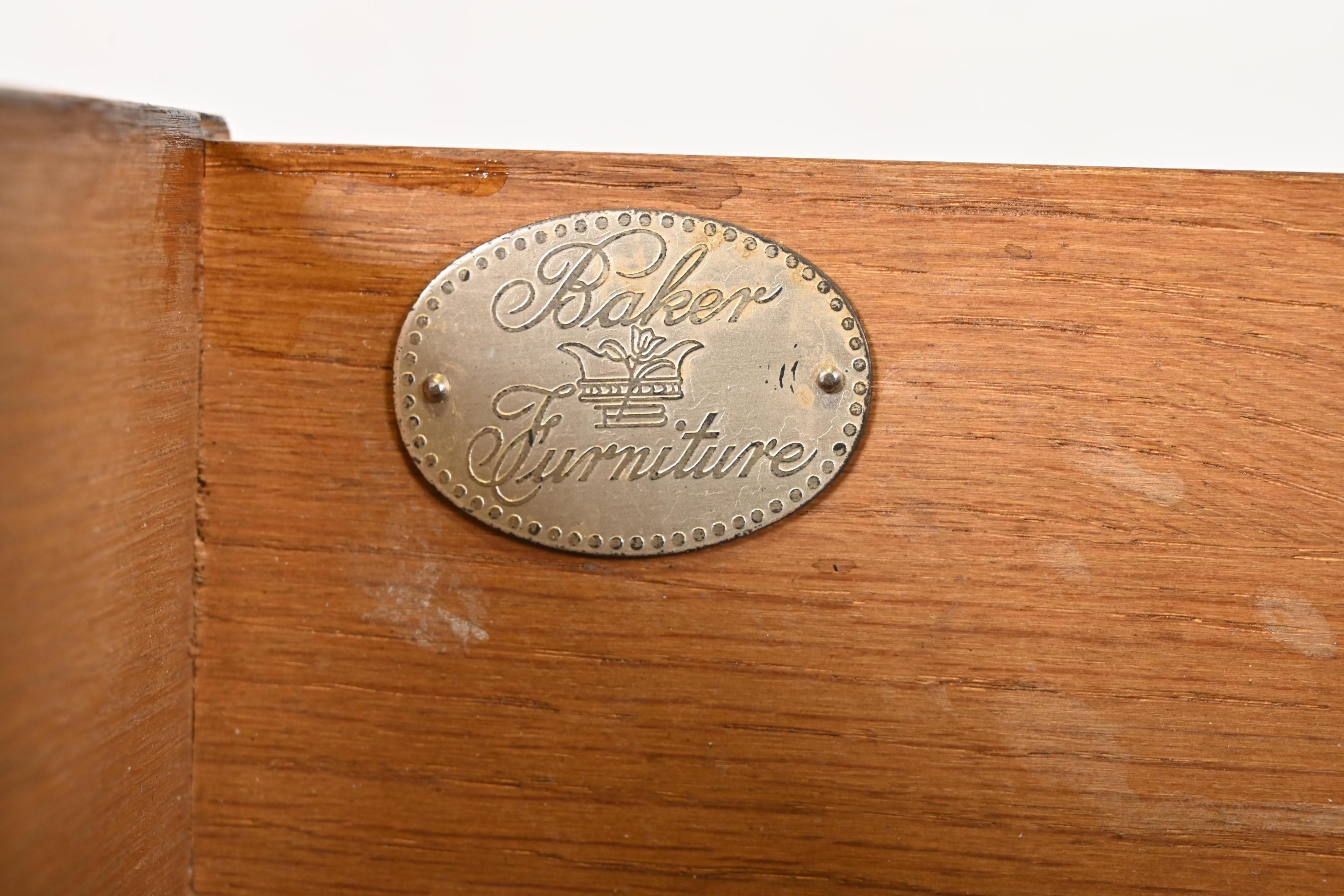 Meubles Baker - Commode ou commode en noyer ronce géorgien en vente 2