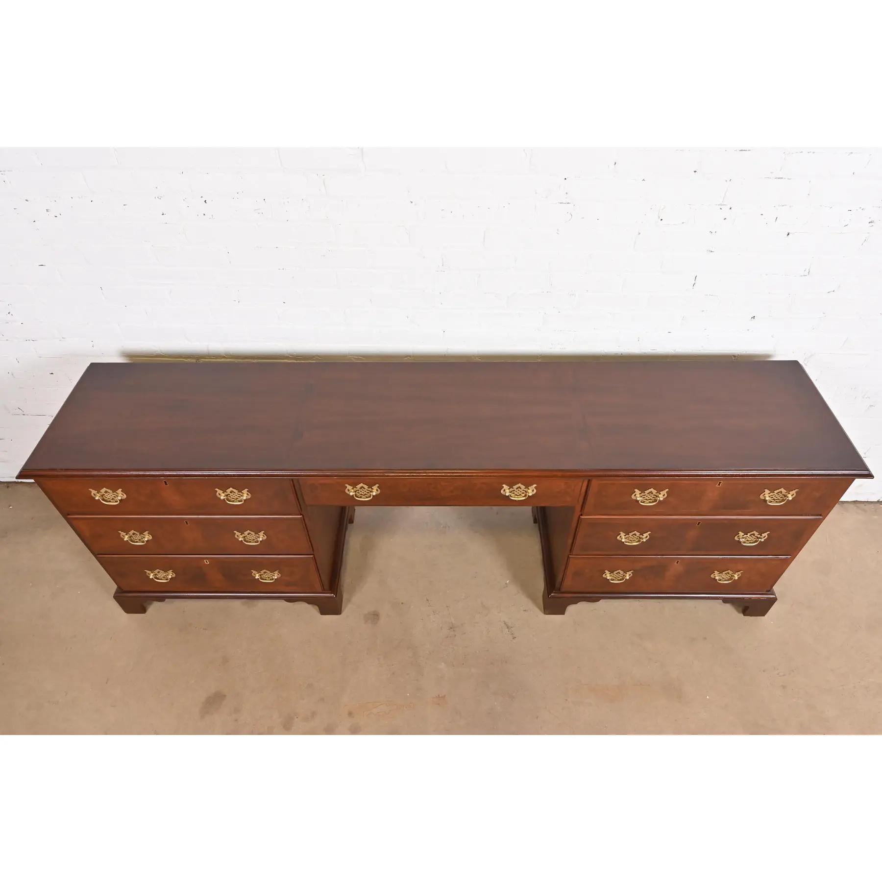 Baker Furniture Georgian Burled Walnut Executive Credenza Desk, appena rifinito in vendita 3