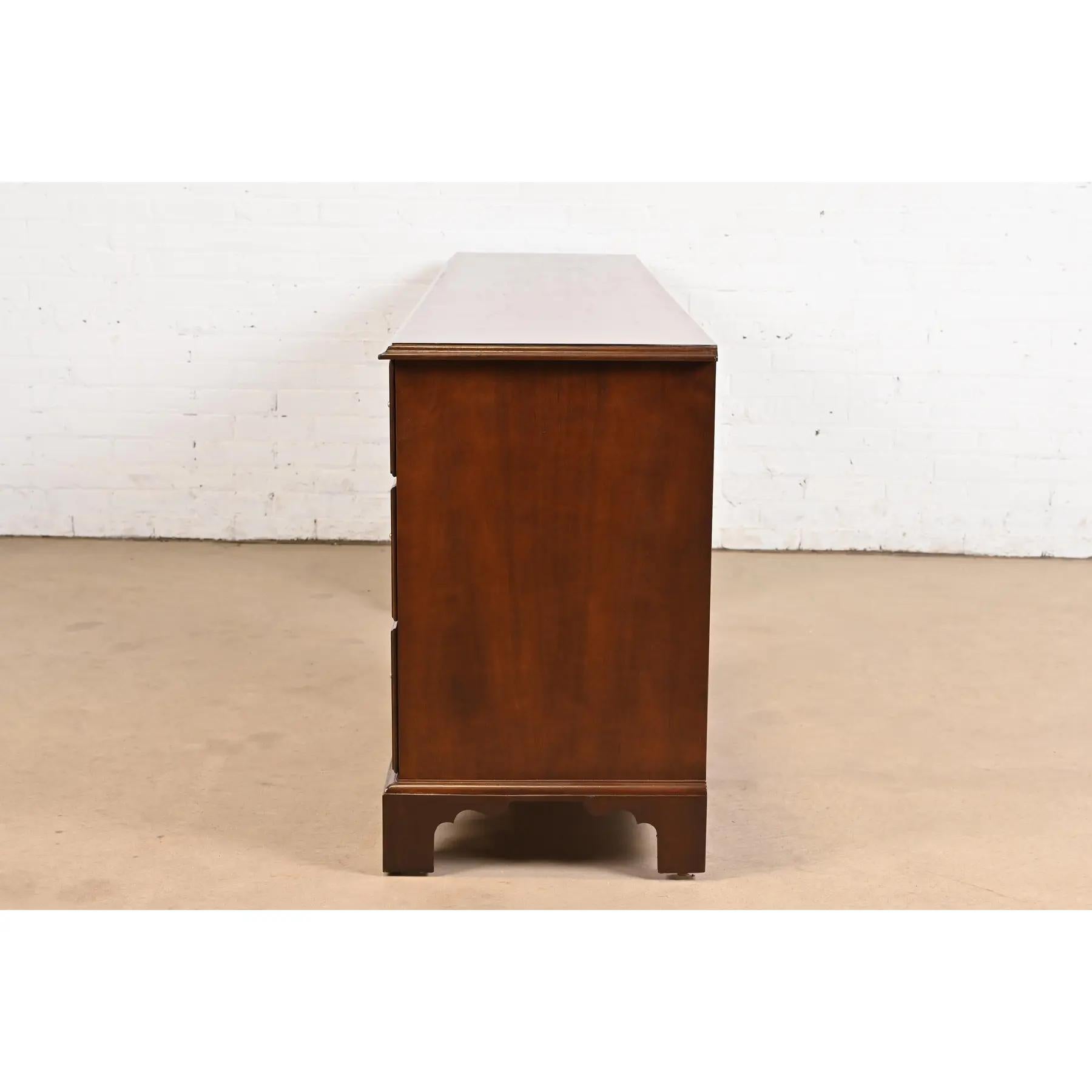 Baker Furniture Georgian Burled Walnut Executive Credenza Desk, appena rifinito in vendita 4
