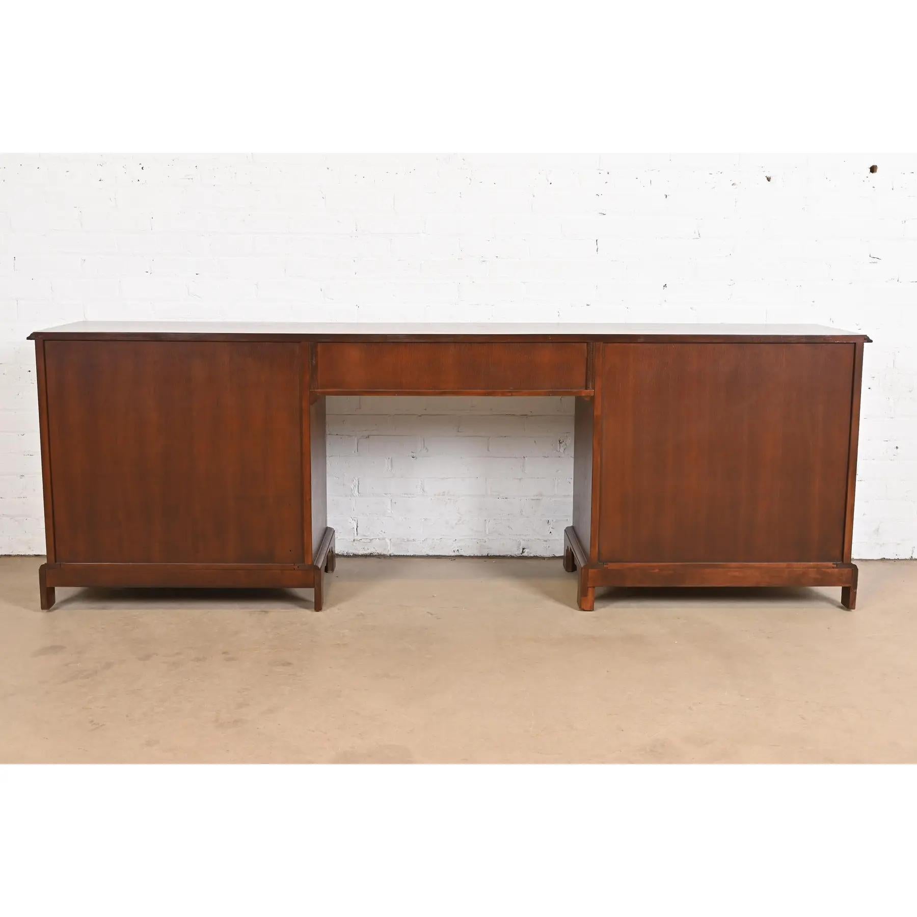 Baker Furniture Georgian Burled Walnut Executive Credenza Desk, appena rifinito in vendita 5