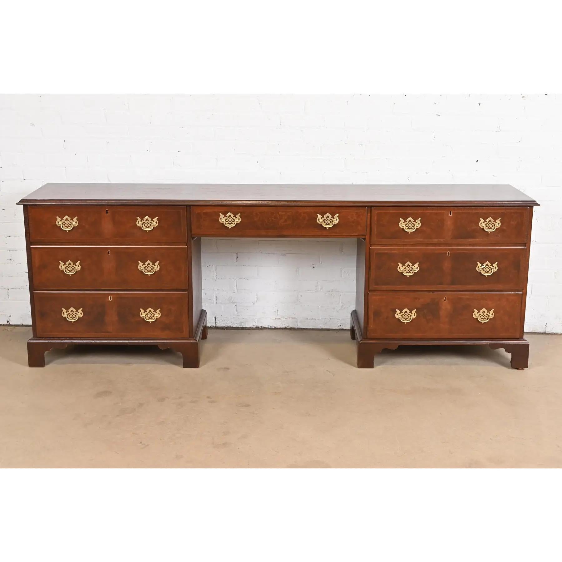 Georgiano Baker Furniture Georgian Burled Walnut Executive Credenza Desk, appena rifinito in vendita