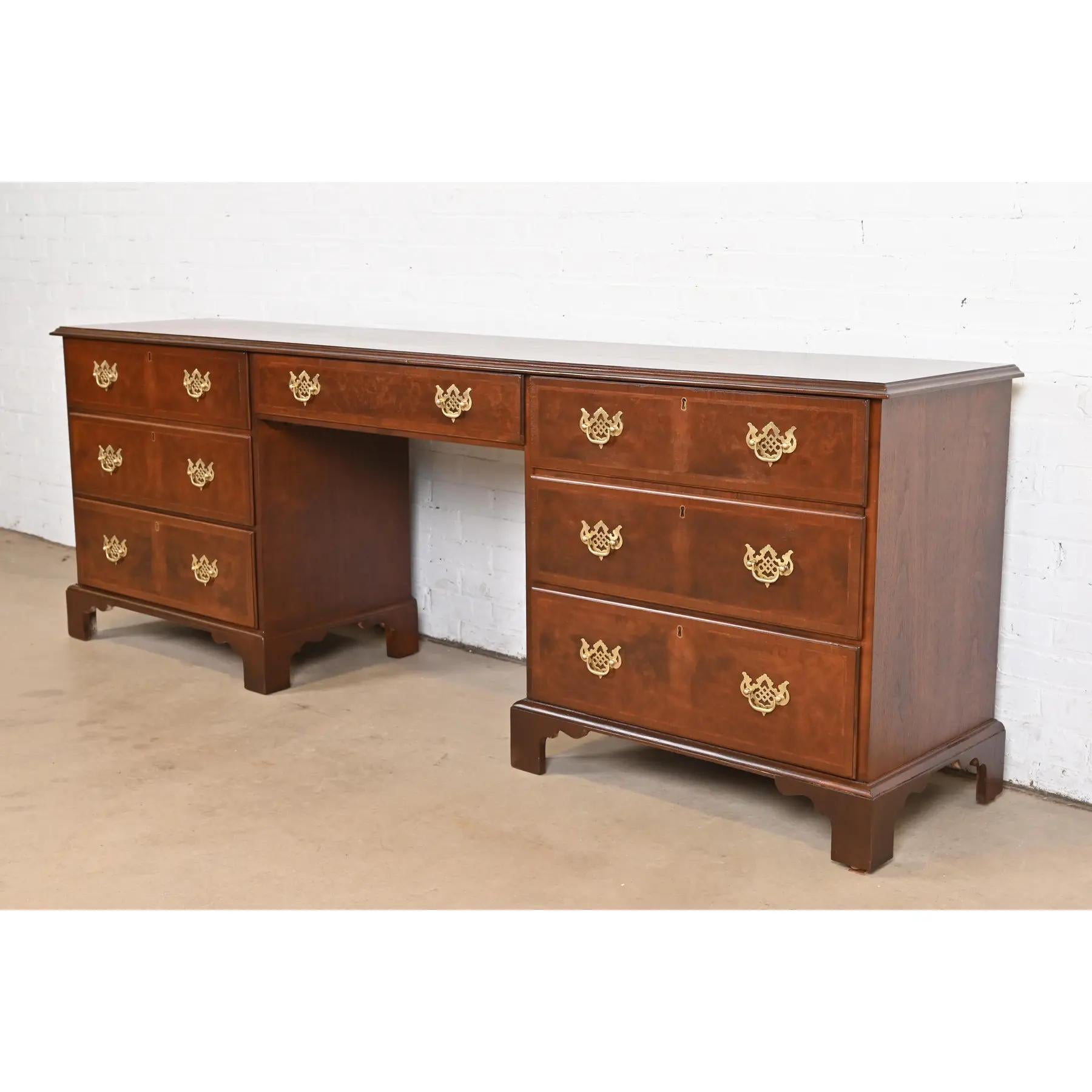 Americano Baker Furniture Georgian Burled Walnut Executive Credenza Desk, appena rifinito in vendita