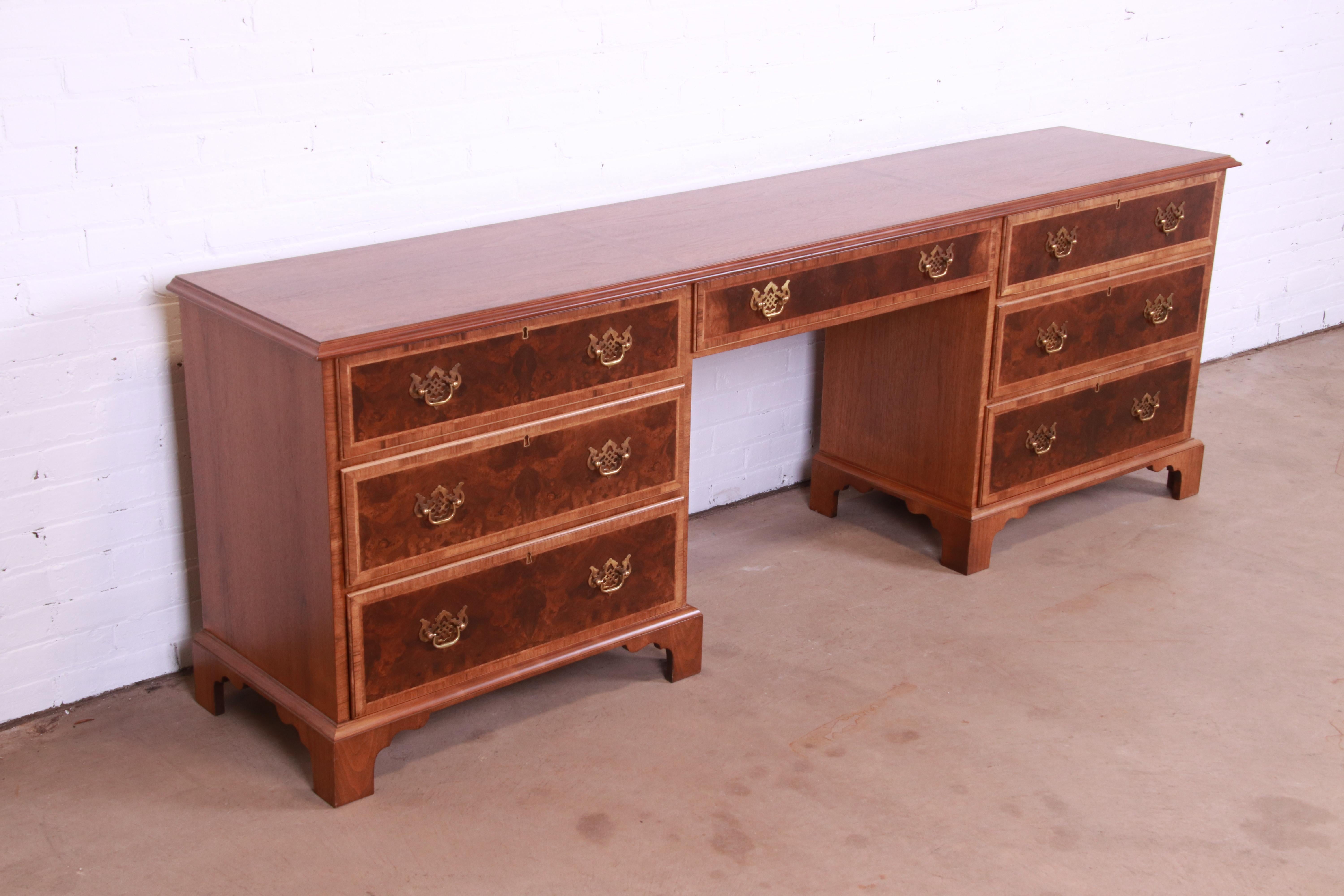 Milieu du XXe siècle Baker Furniture Georgian Burled Walnut Executive Credenza Desk, Newly Refinished en vente
