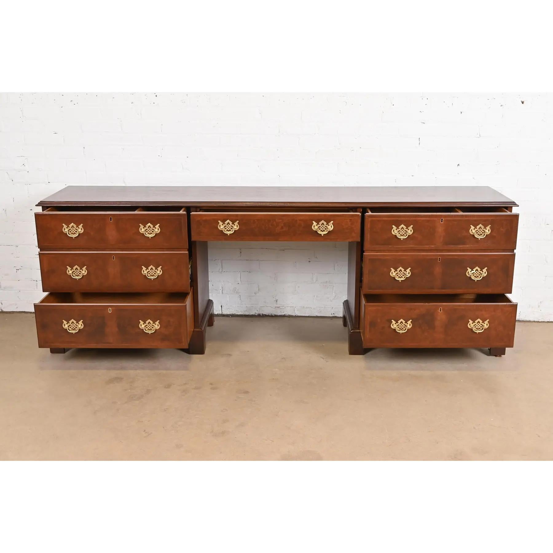 Metà XX secolo Baker Furniture Georgian Burled Walnut Executive Credenza Desk, appena rifinito in vendita