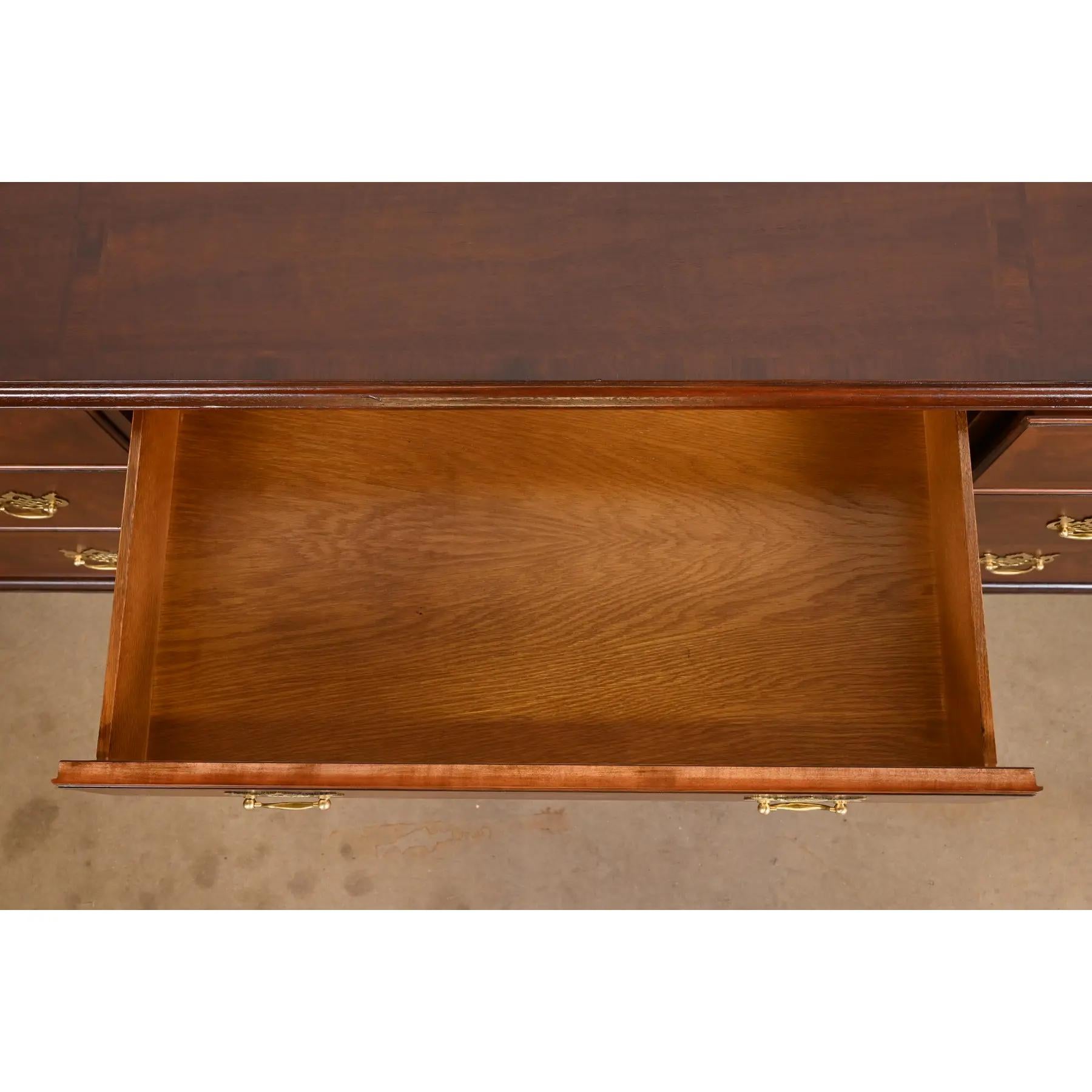 Ottone Baker Furniture Georgian Burled Walnut Executive Credenza Desk, appena rifinito in vendita