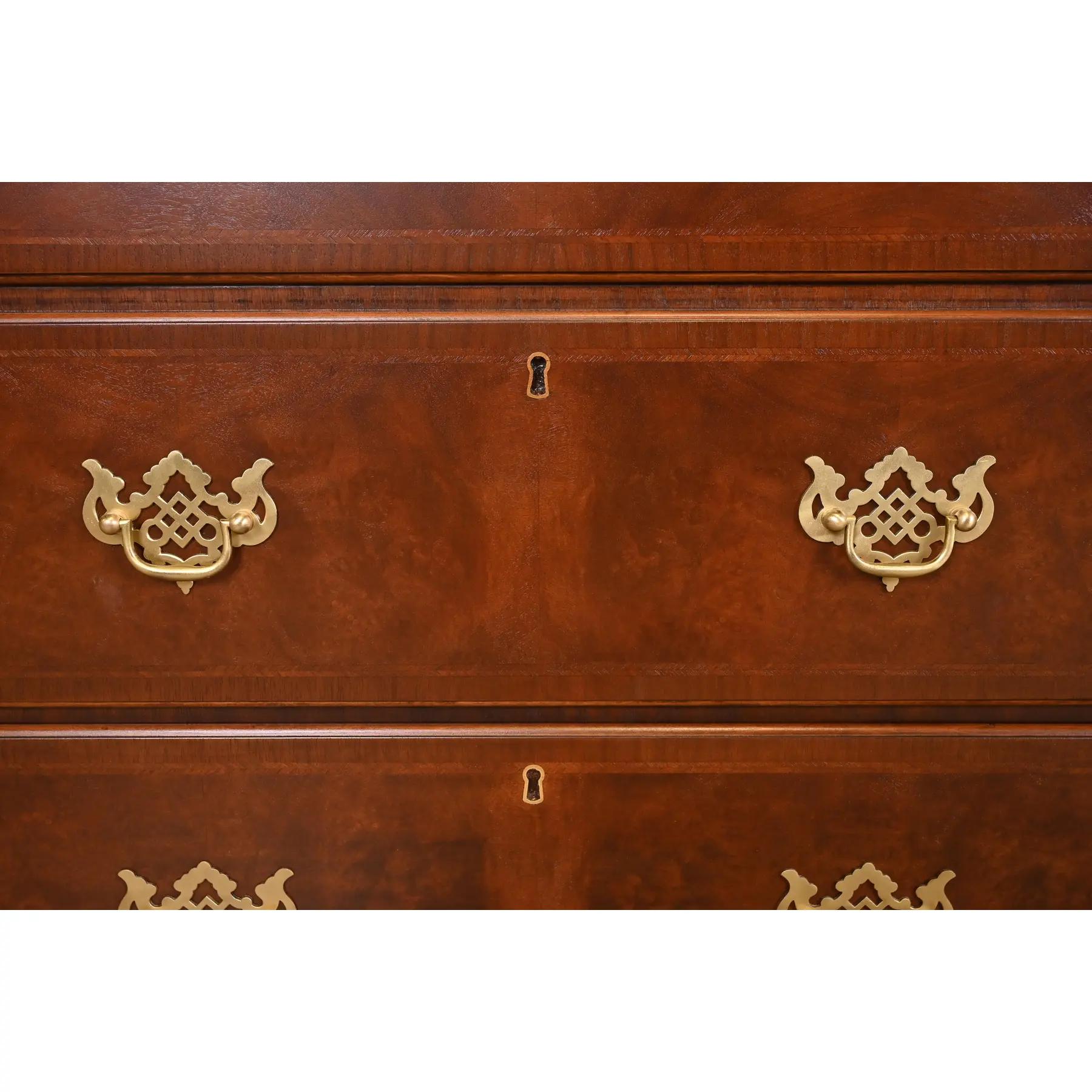 Baker Furniture Georgian Burled Walnut Executive Credenza Desk, appena rifinito in vendita 1
