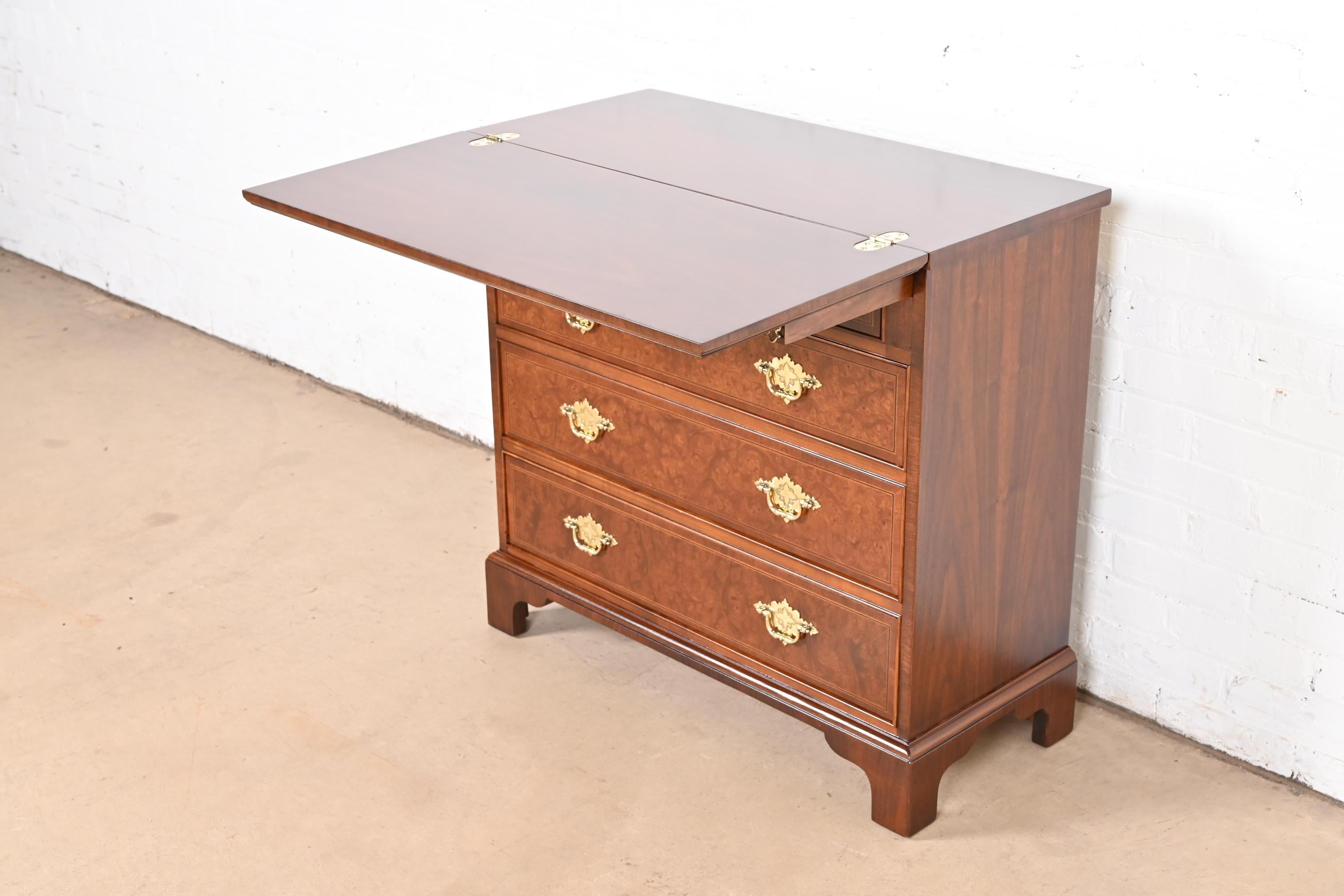Baker Furniture Georgian Burled Walnut Flip Top Server o Bachelor Chest in vendita 3