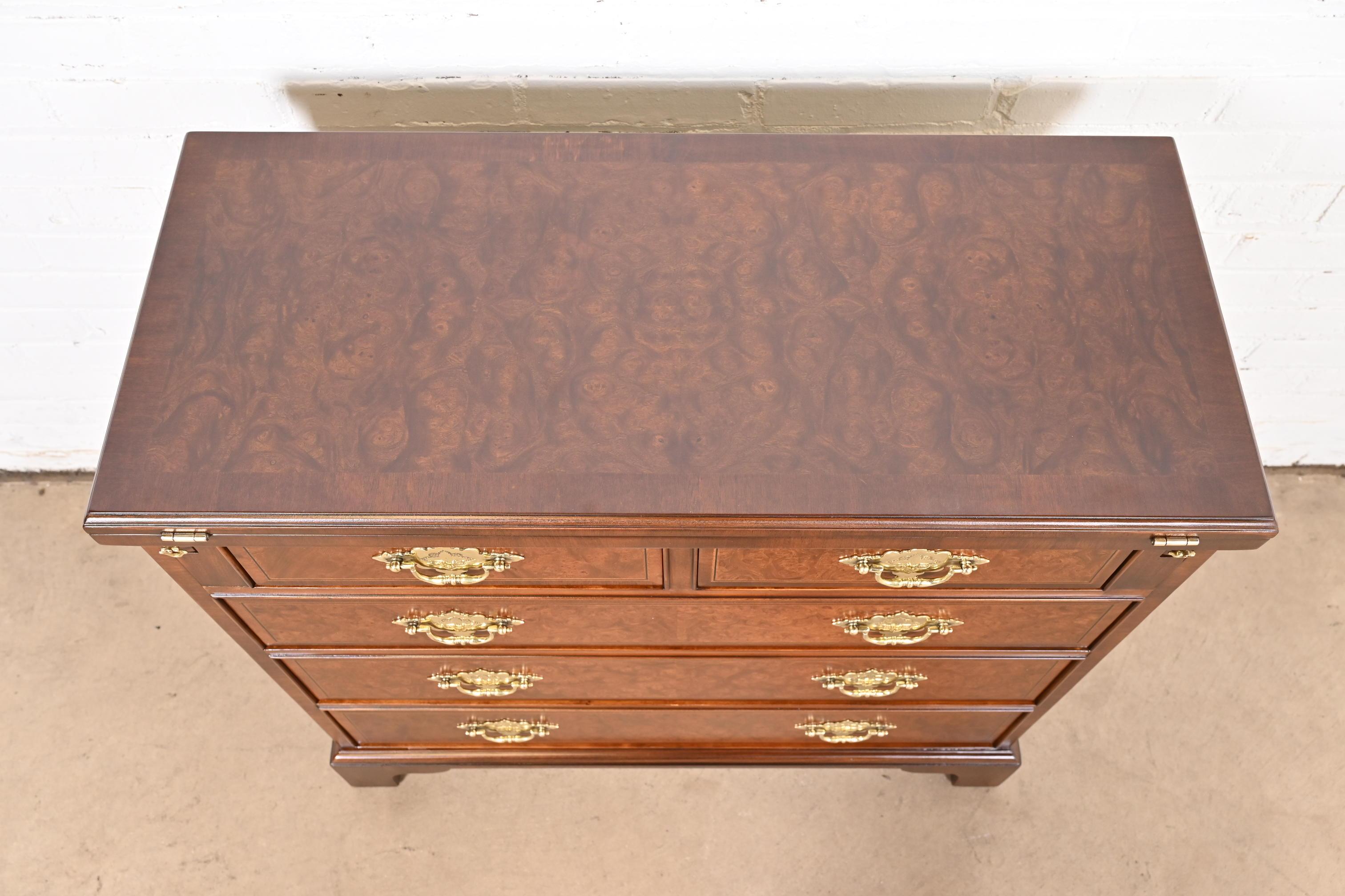 Baker Furniture Georgian Burled Walnut Flip Top Server o Bachelor Chest in vendita 4