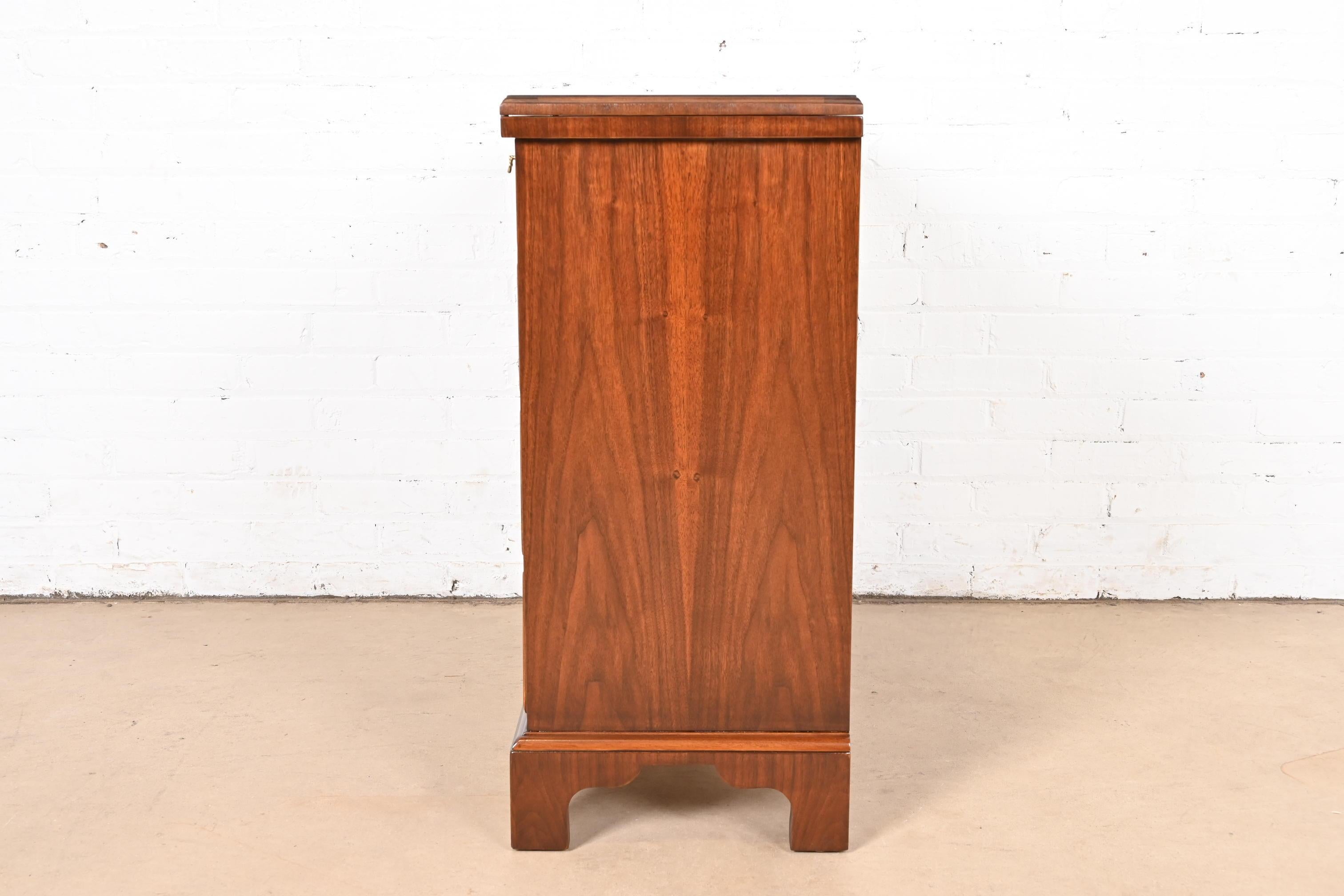 Baker Furniture Georgian Burled Walnut Flip Top Server o Bachelor Chest in vendita 5