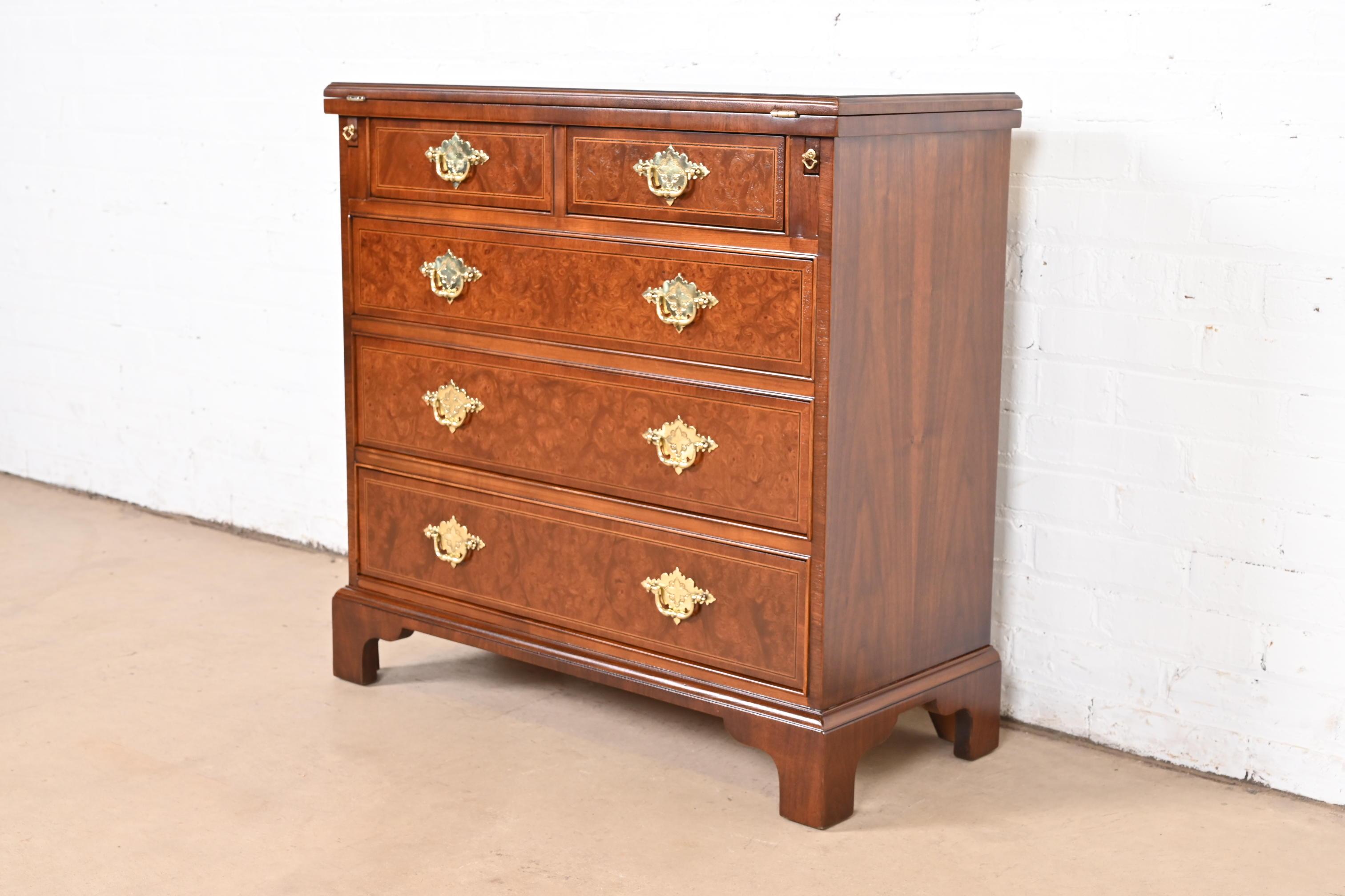 Un bellissimo server o cassettone a cinque cassetti in stile georgiano o chippendale

Da Baker Furniture

USA, circa anni '1980

Splendido noce burlato, con intarsi in legno di raso ed ebano e ferramenta originale in ottone.

Misure: 32,25 