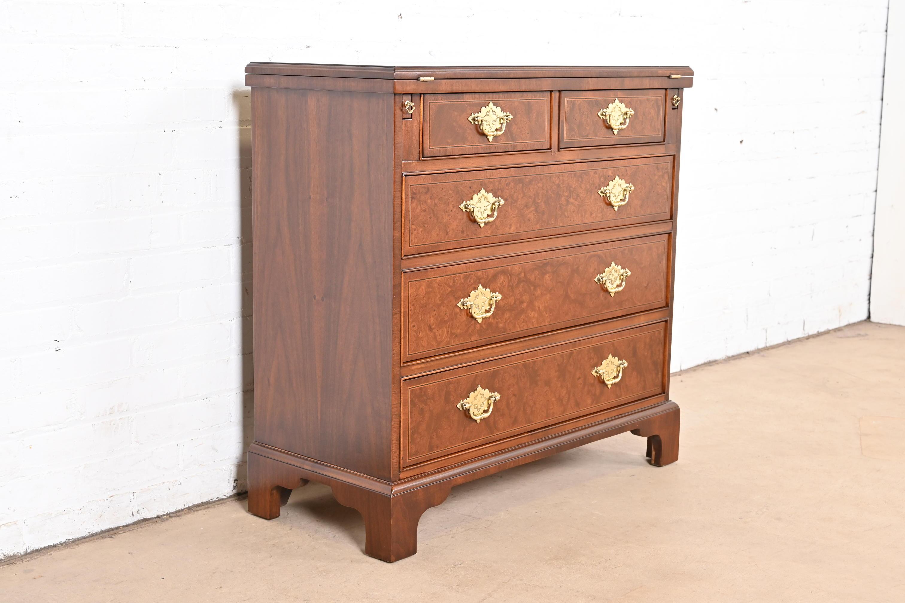 Baker Furniture Georgian Burled Walnut Flip Top Server o Bachelor Chest In condizioni buone in vendita a South Bend, IN