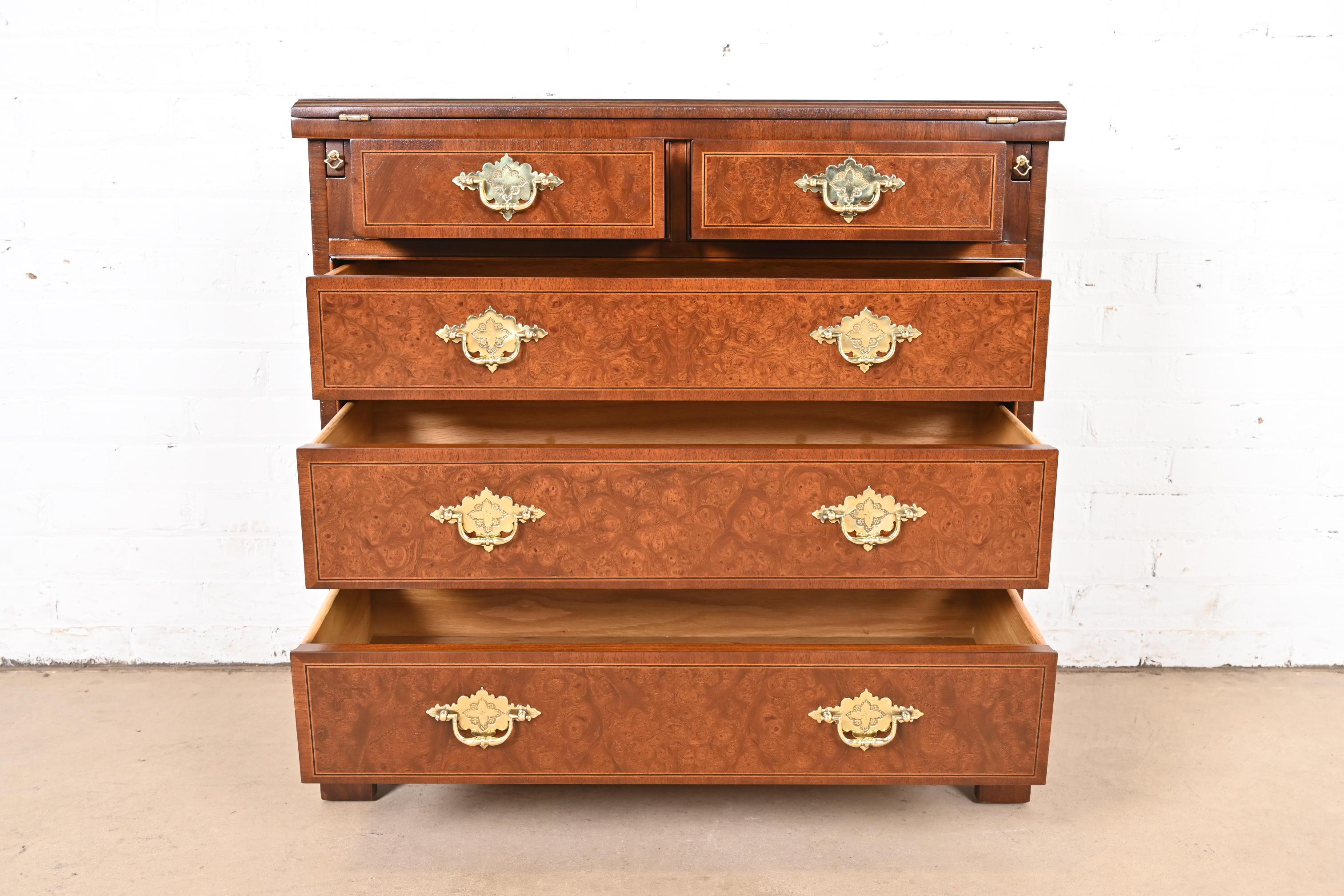 Fine XX secolo Baker Furniture Georgian Burled Walnut Flip Top Server o Bachelor Chest in vendita