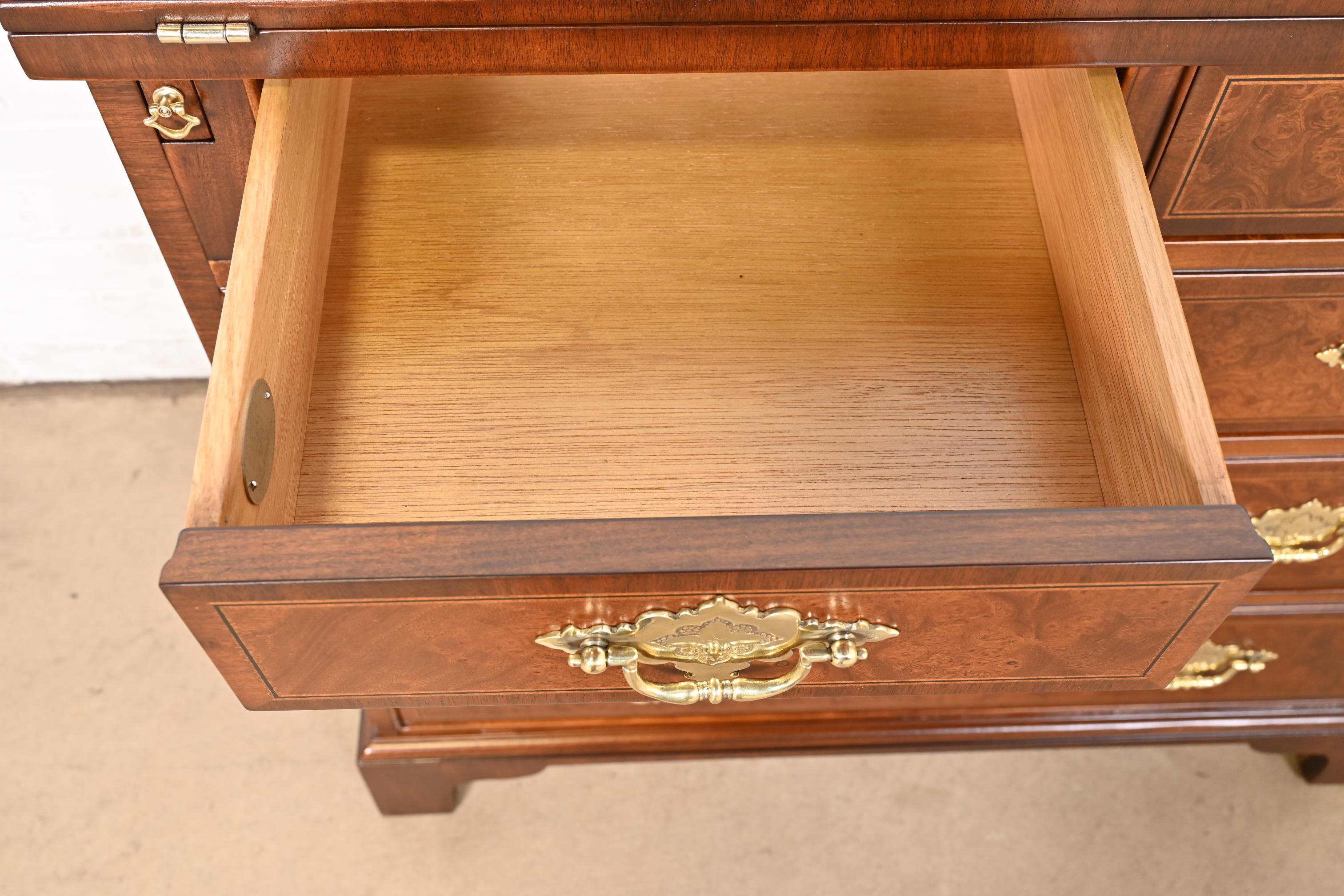 Ottone Baker Furniture Georgian Burled Walnut Flip Top Server o Bachelor Chest in vendita