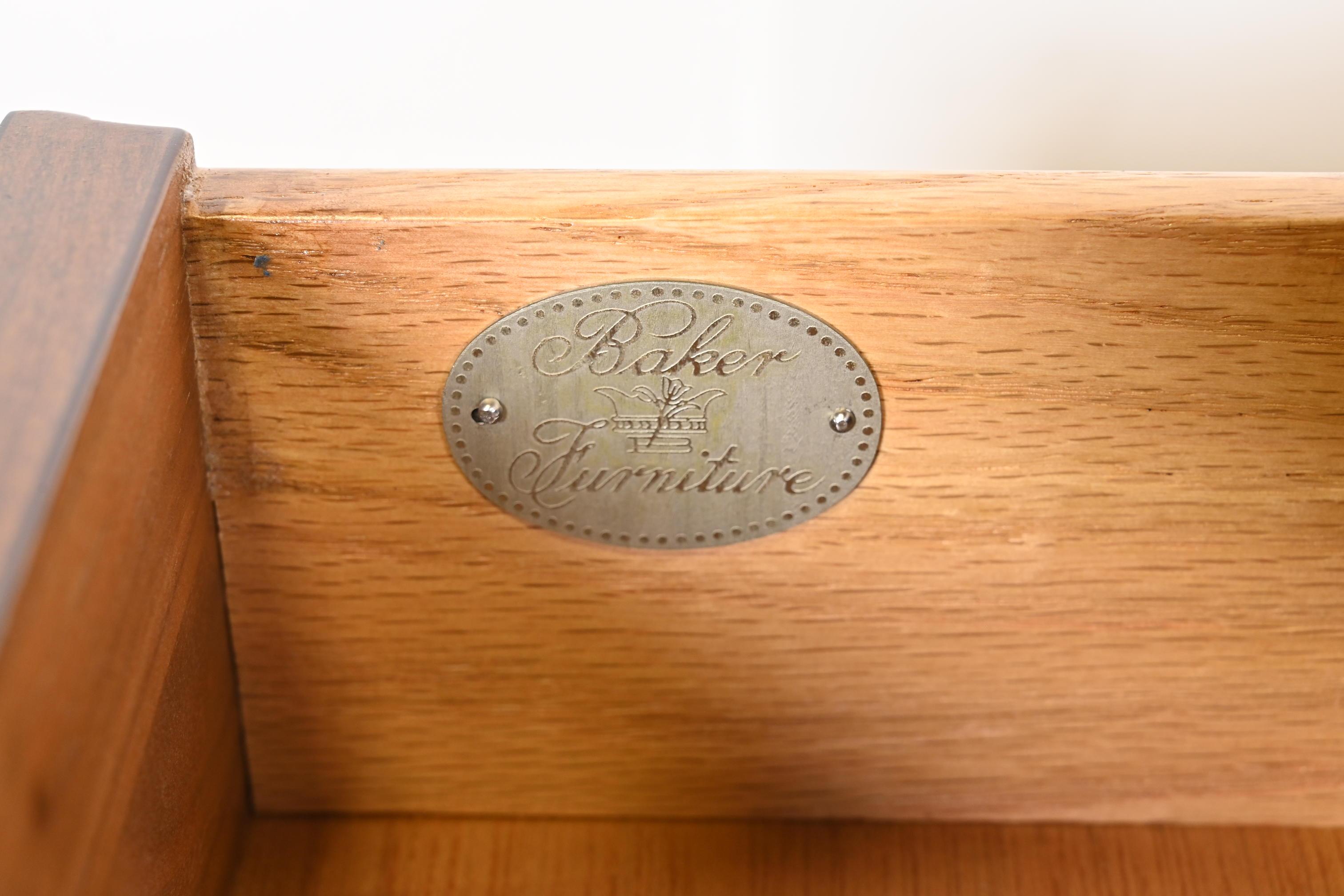 Baker Furniture Georgian Burled Walnut Flip Top Server o Bachelor Chest in vendita 1