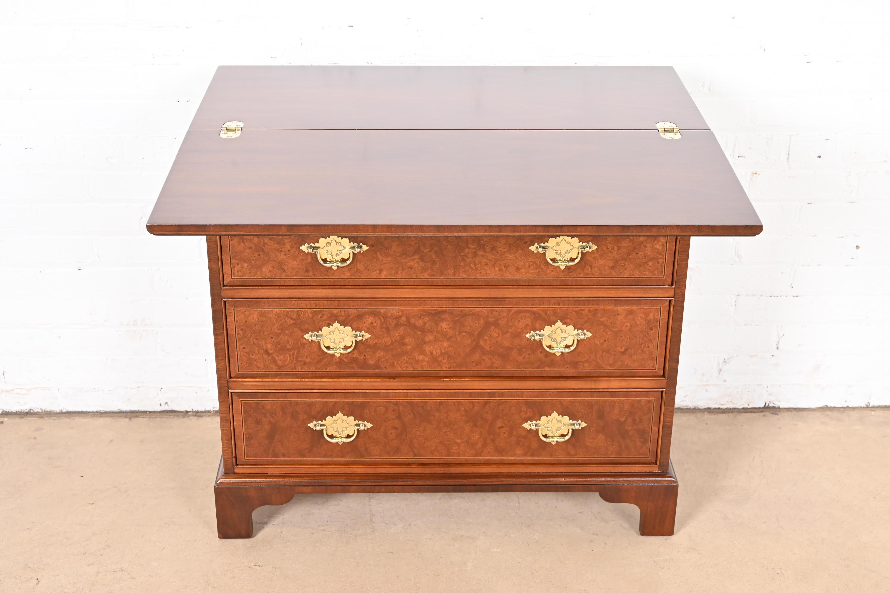 Baker Furniture Georgian Burled Walnut Flip Top Server o Bachelor Chest in vendita 2