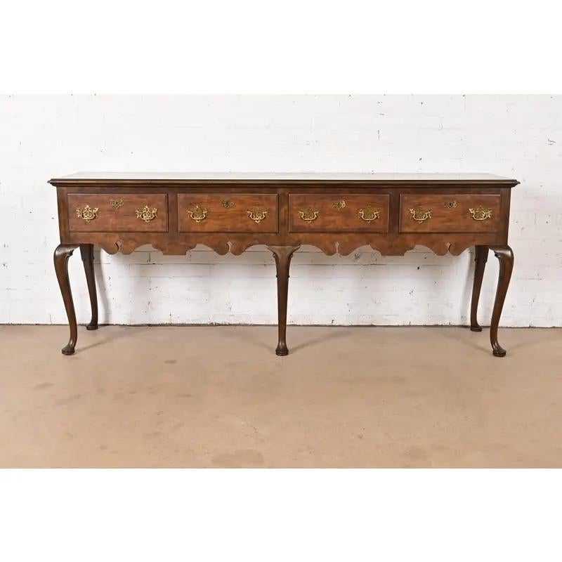 Un'eccezionale credenza, bacheca, buffet o consolle in stile georgiano, Chippendale o Queen Anne.

Da Baker Furniture 

USA, circa anni '1980

Intagliato in noce burlato, con ferramenta originale in ottone.

Misure: 81,75