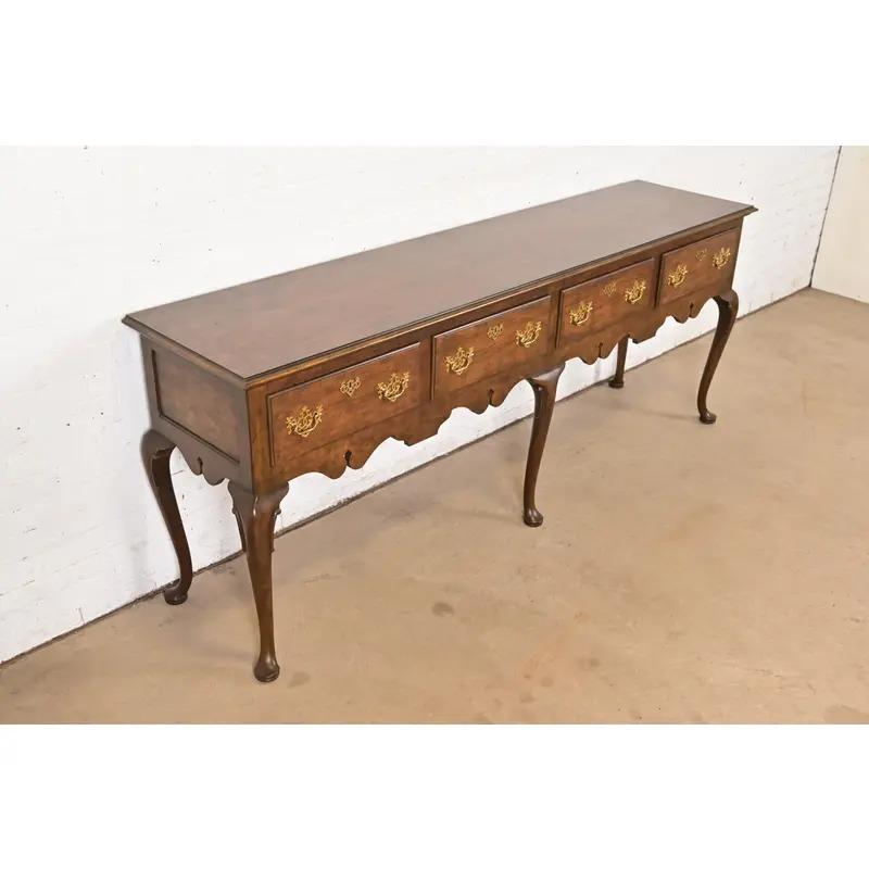 Credenza Baker Furniture Georgian Burled Walnut Sideboard In condizioni buone in vendita a South Bend, IN