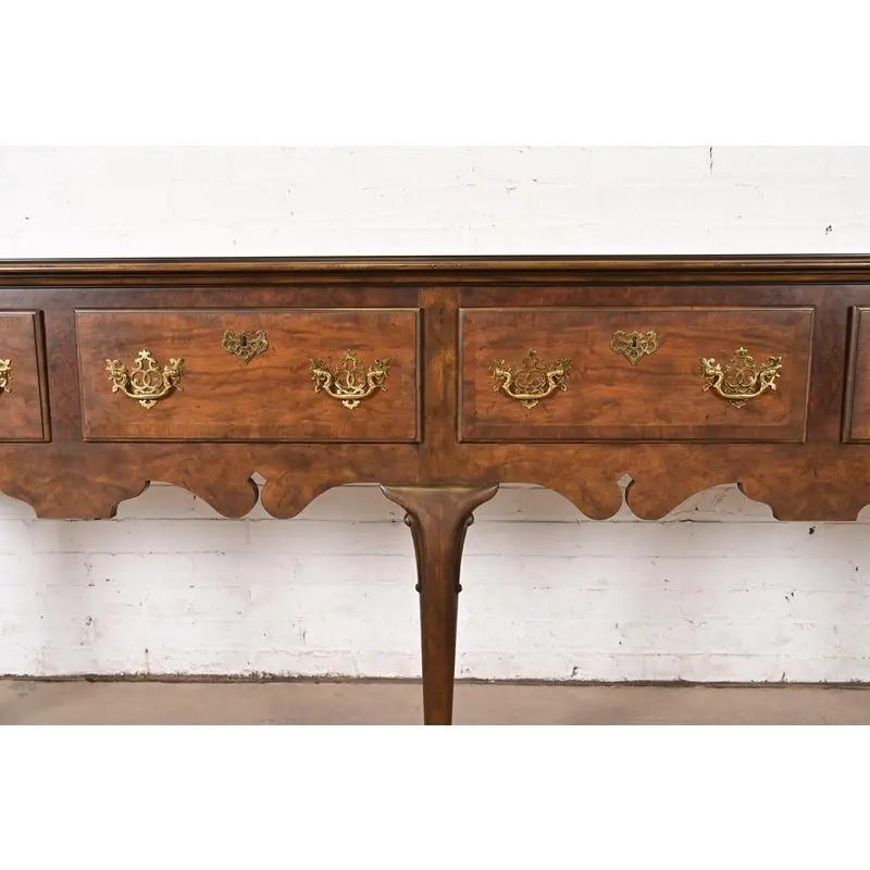 Fine XX secolo Credenza Baker Furniture Georgian Burled Walnut Sideboard in vendita