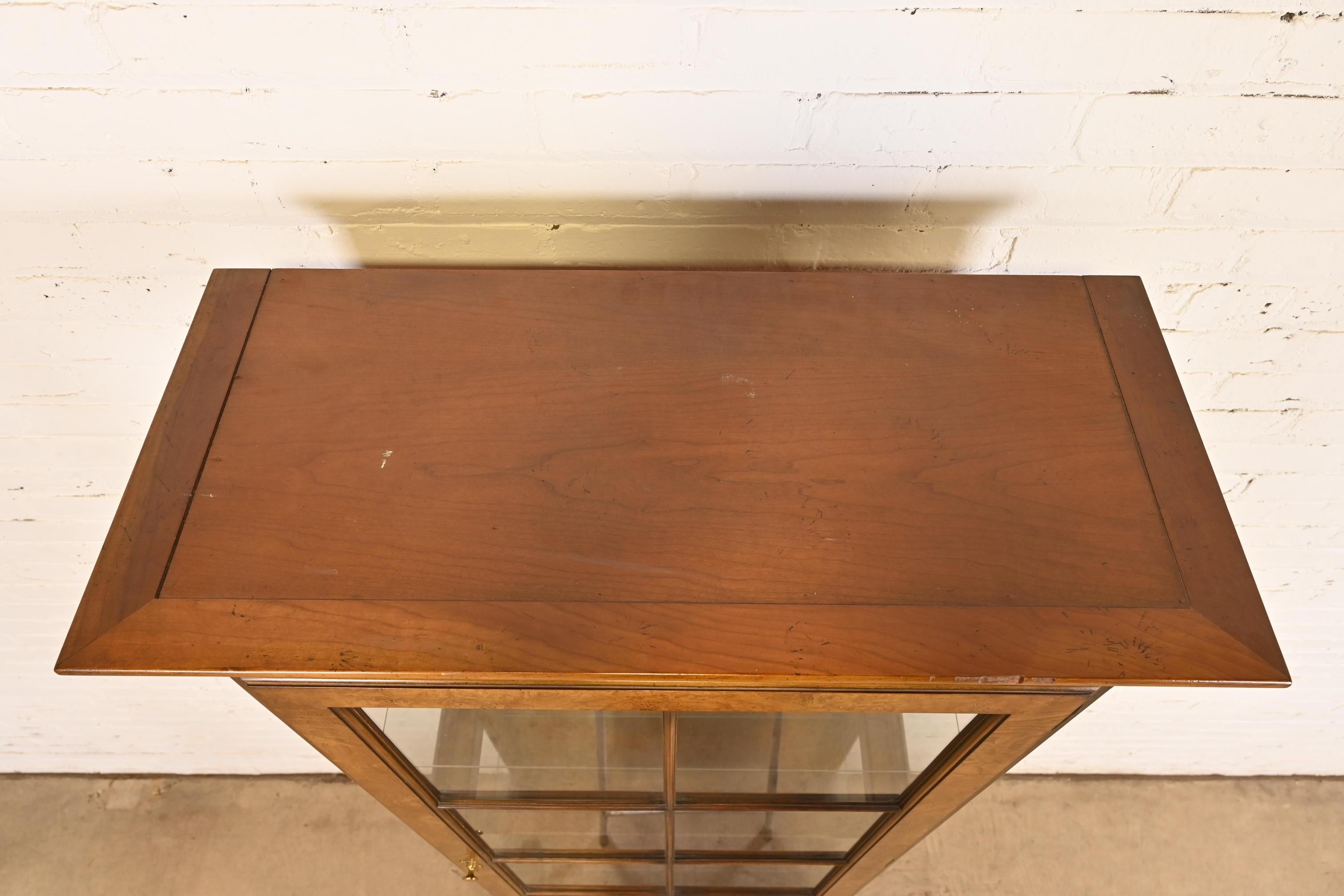 Baker Furniture Georgian Bibliothèque lumineuse en cerisier sculpté et bois de ronce en vente 3