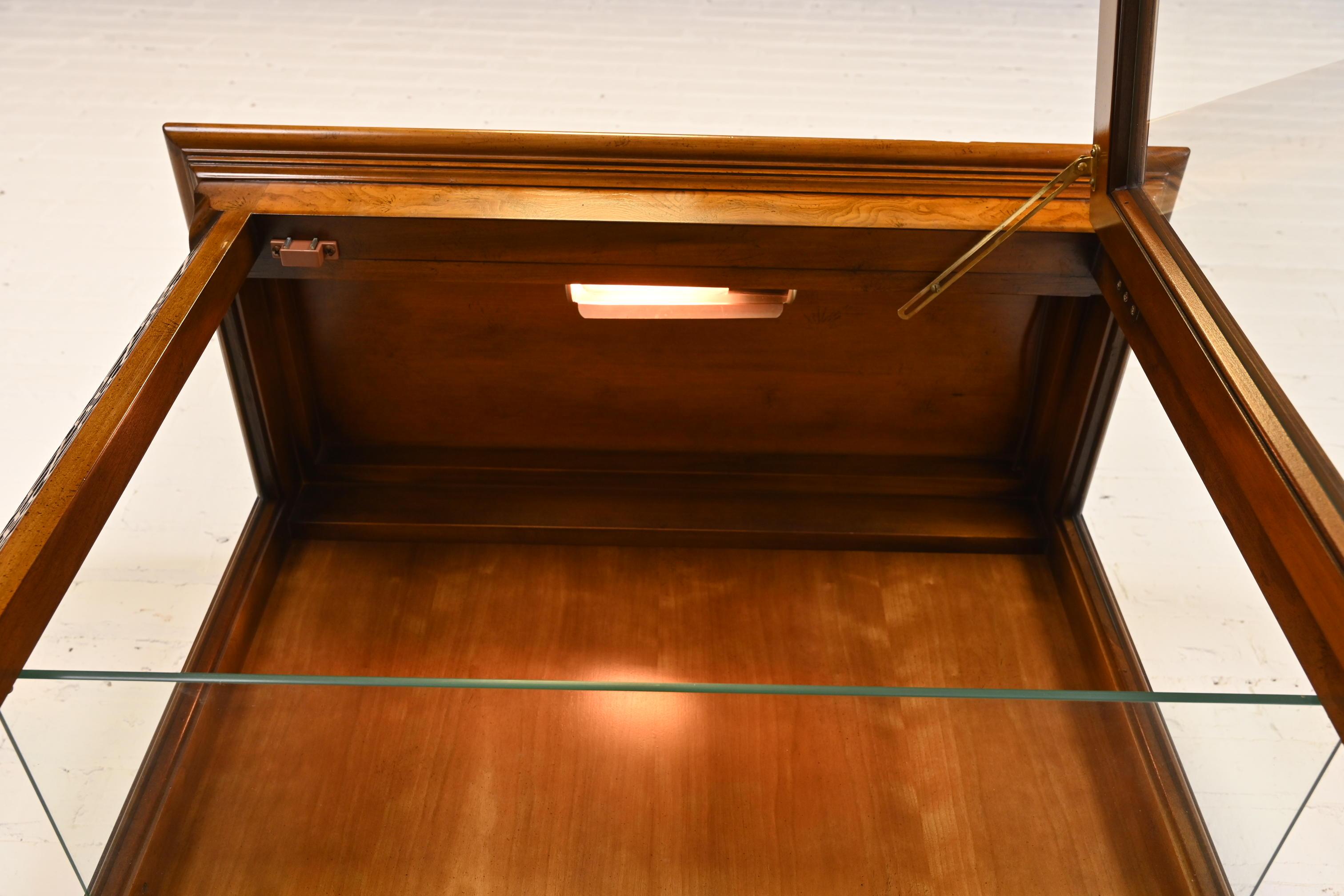 Baker Furniture Georgian Bibliothèque lumineuse en cerisier sculpté et bois de ronce en vente 4