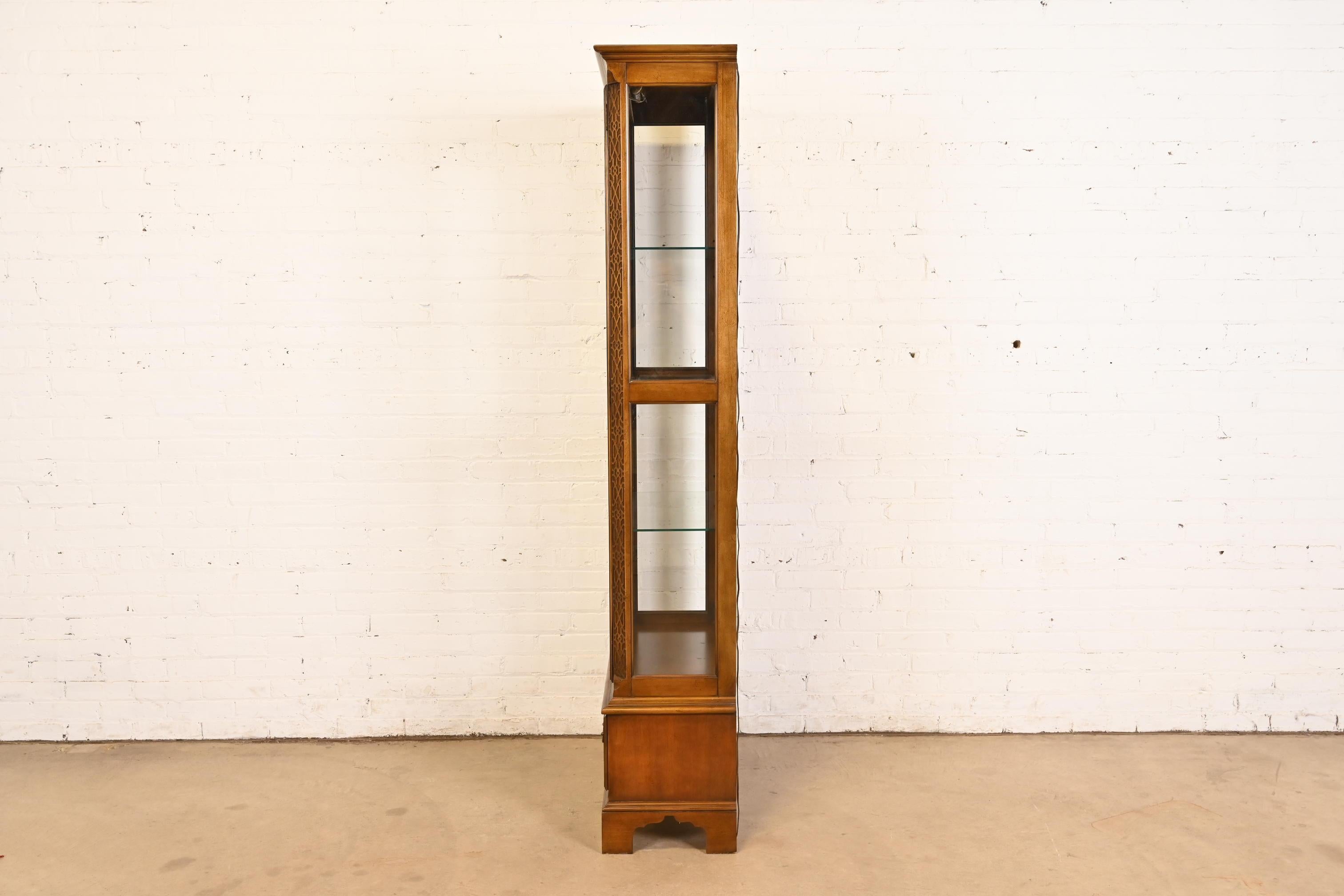 Baker Furniture Georgian Bibliothèque lumineuse en cerisier sculpté et bois de ronce en vente 5