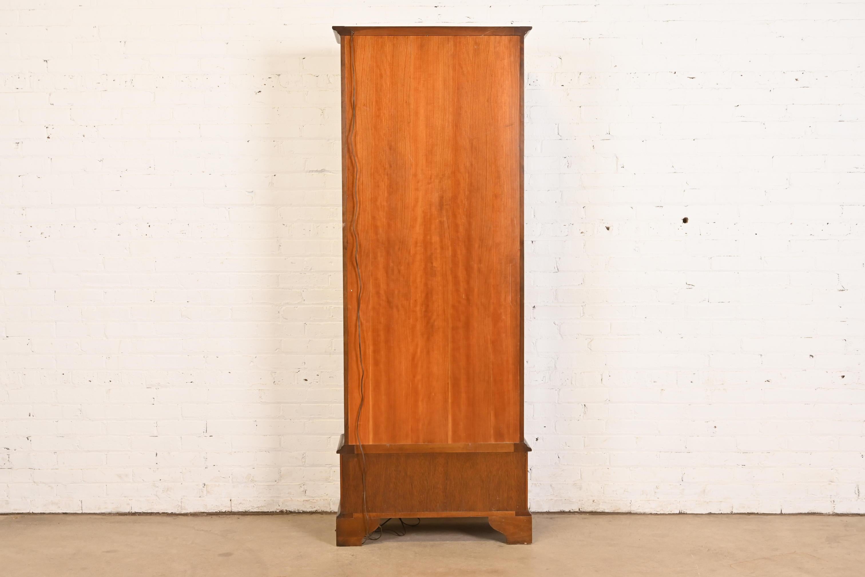 Baker Furniture Georgian Bibliothèque lumineuse en cerisier sculpté et bois de ronce en vente 6