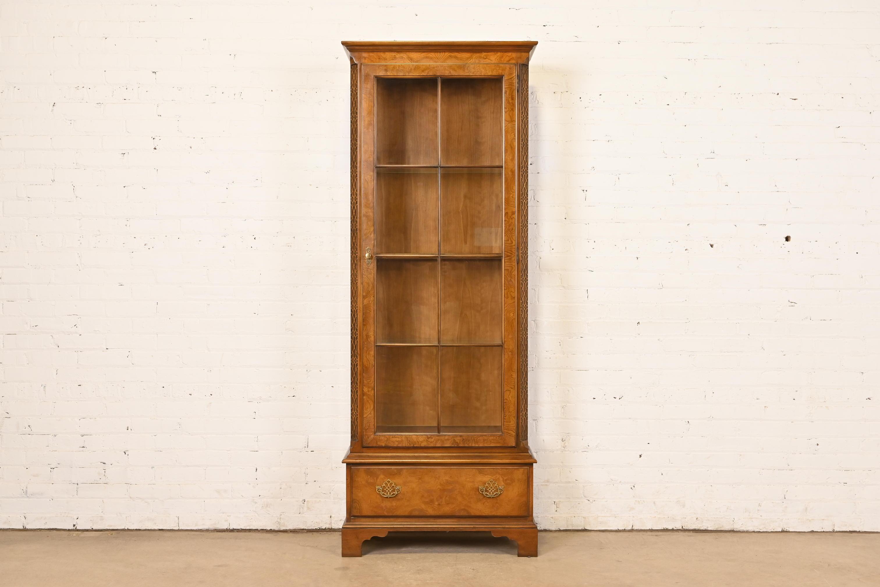 Magnifique bibliothèque ou vitrine éclairée de style géorgien ou Chippendale.

Par Baker Furniture 

USA, Circa 1980

Coffret en merisier sculpté, avec une belle façade en ronce, une porte avant en verre à meneaux et des côtés en verre, et des