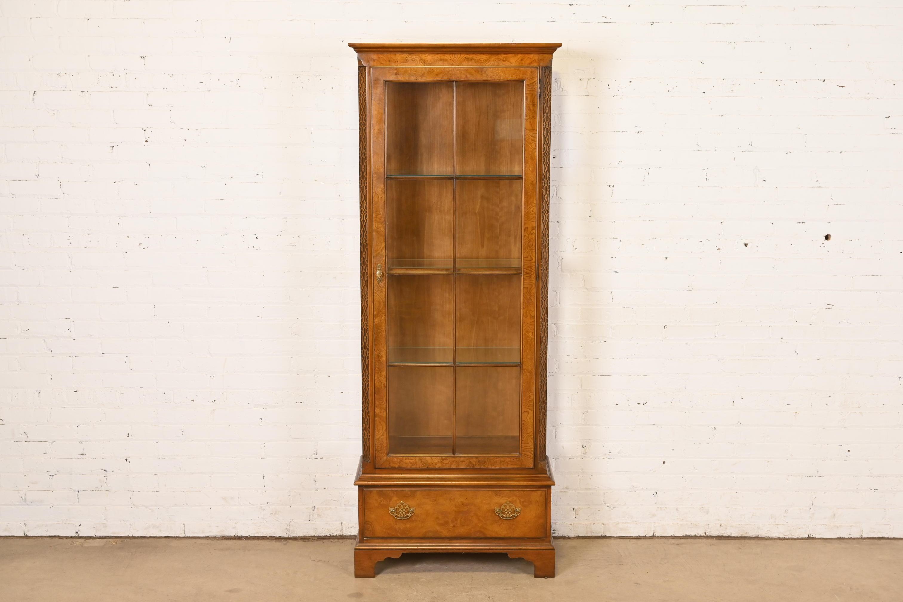 Georgien Baker Furniture Georgian Bibliothèque lumineuse en cerisier sculpté et bois de ronce en vente