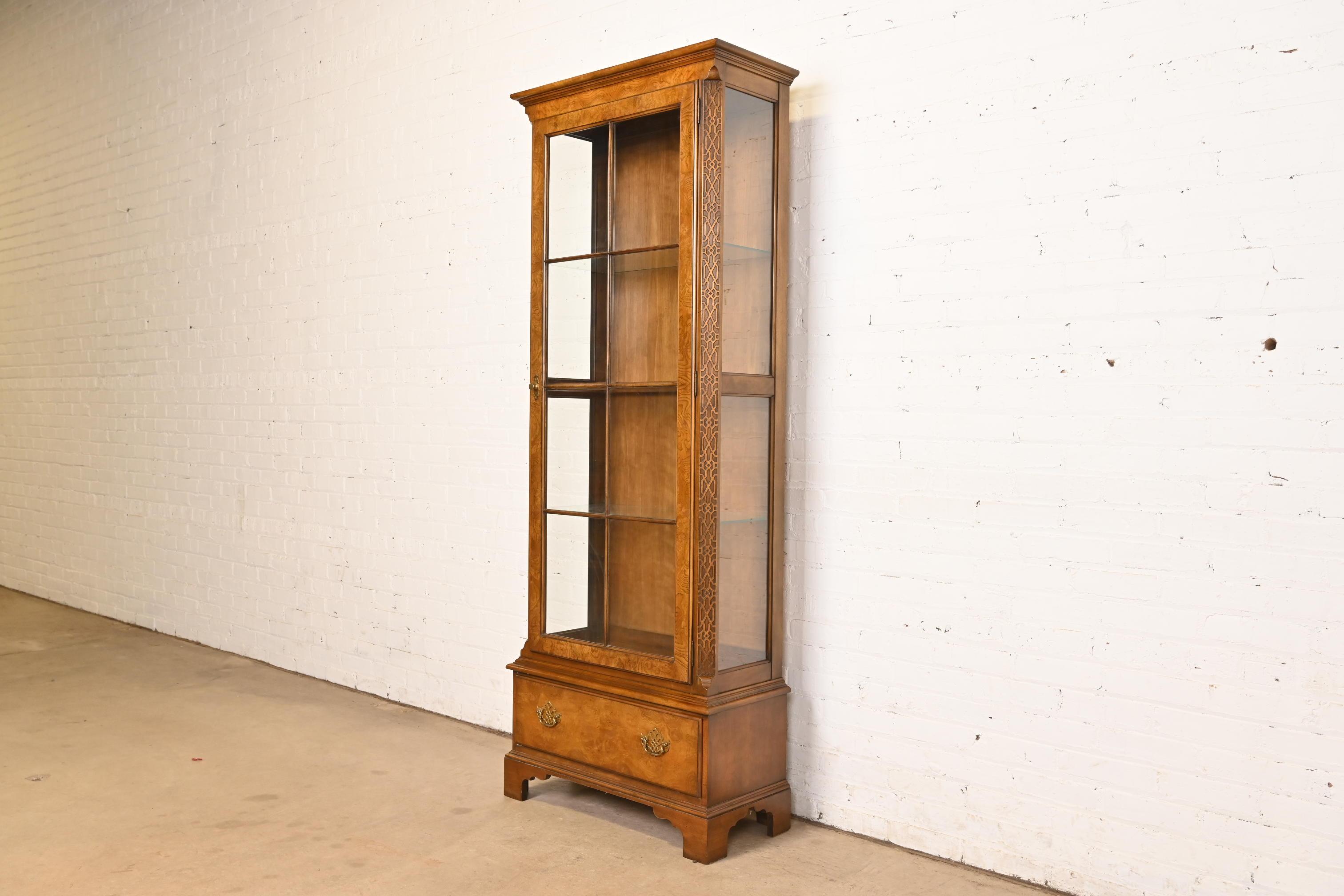 Américain Baker Furniture Georgian Bibliothèque lumineuse en cerisier sculpté et bois de ronce en vente
