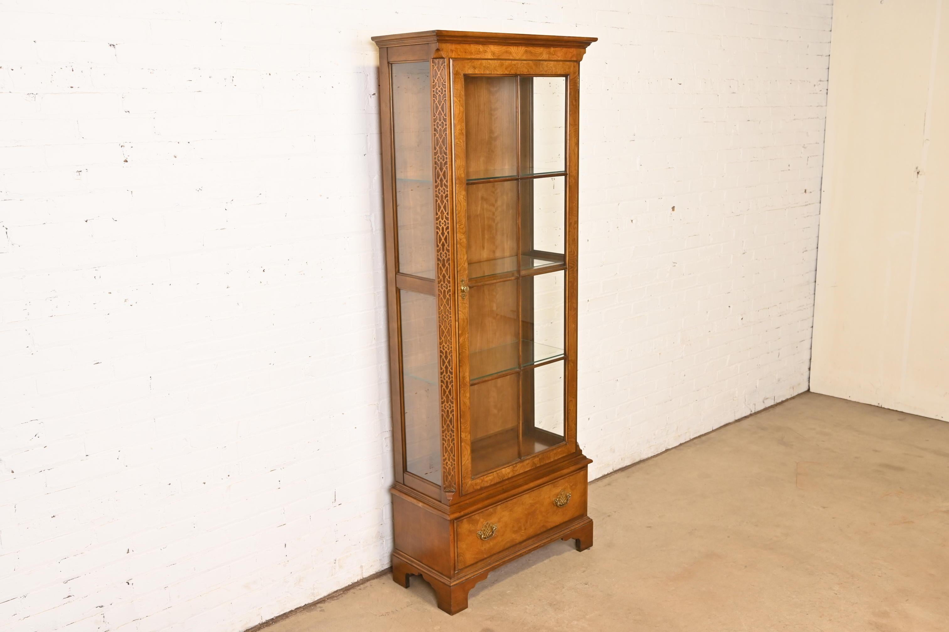 Baker Furniture Georgian Bibliothèque lumineuse en cerisier sculpté et bois de ronce Bon état - En vente à South Bend, IN