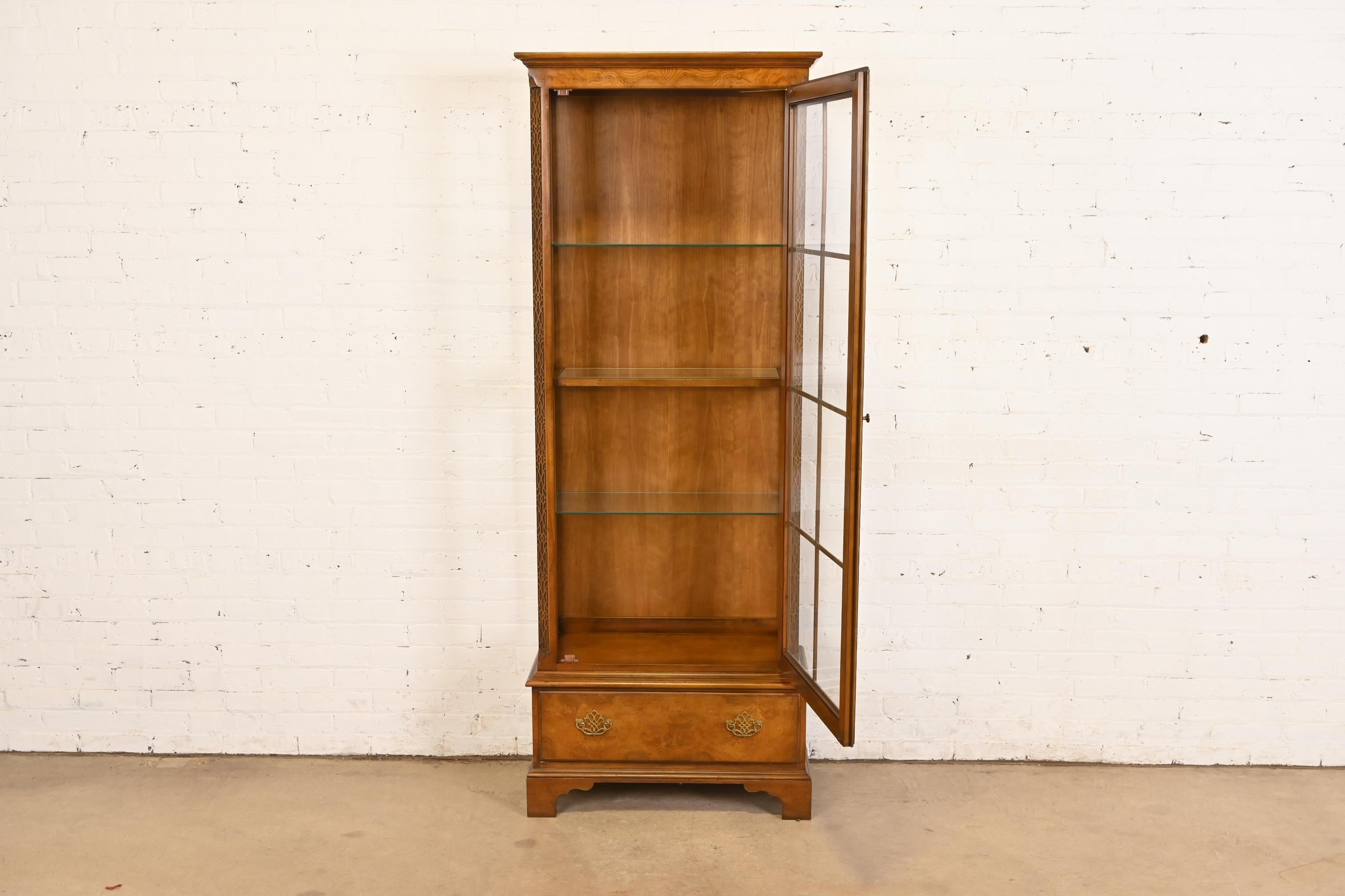 Fin du 20e siècle Baker Furniture Georgian Bibliothèque lumineuse en cerisier sculpté et bois de ronce en vente