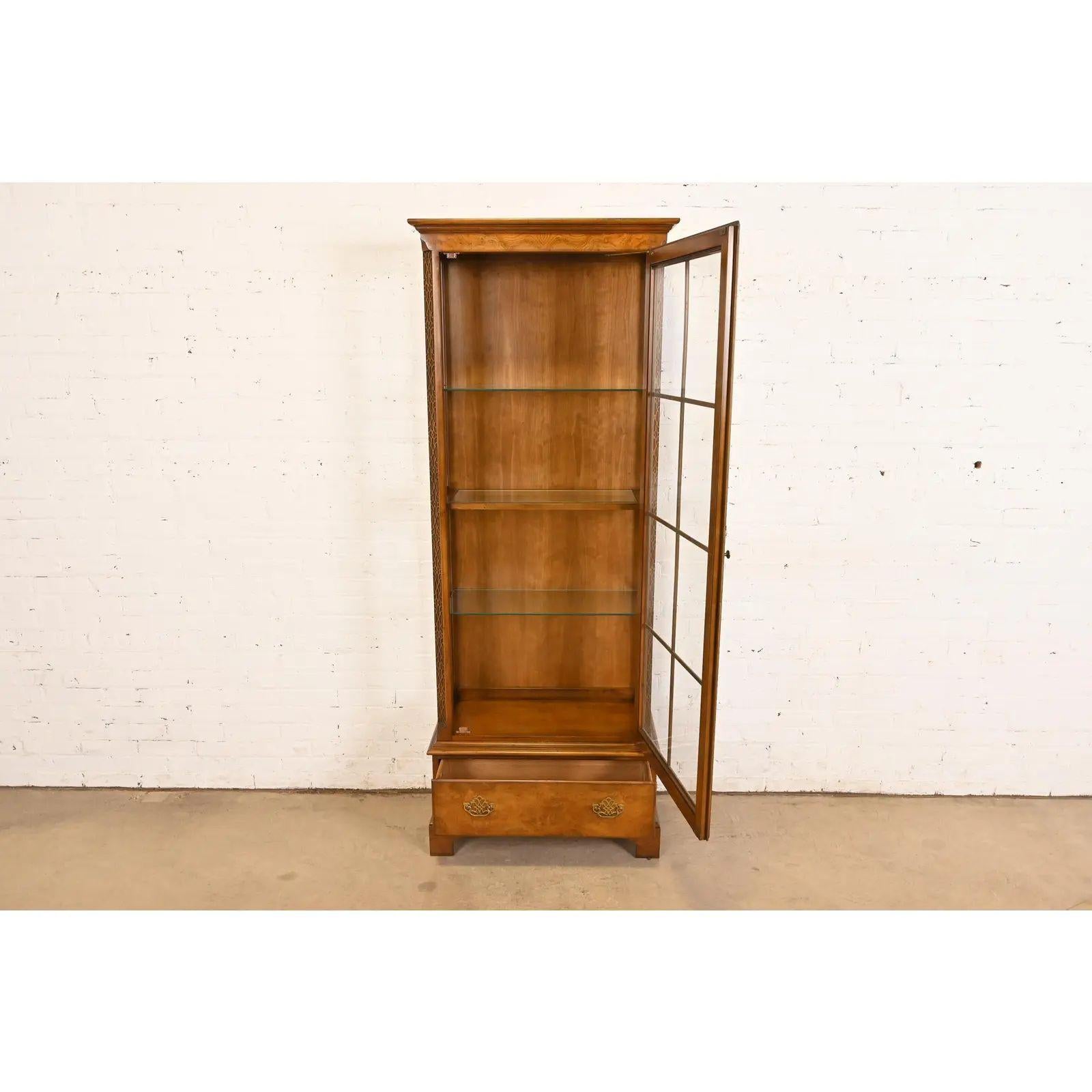 Laiton Baker Furniture Georgian Bibliothèque lumineuse en cerisier sculpté et bois de ronce en vente
