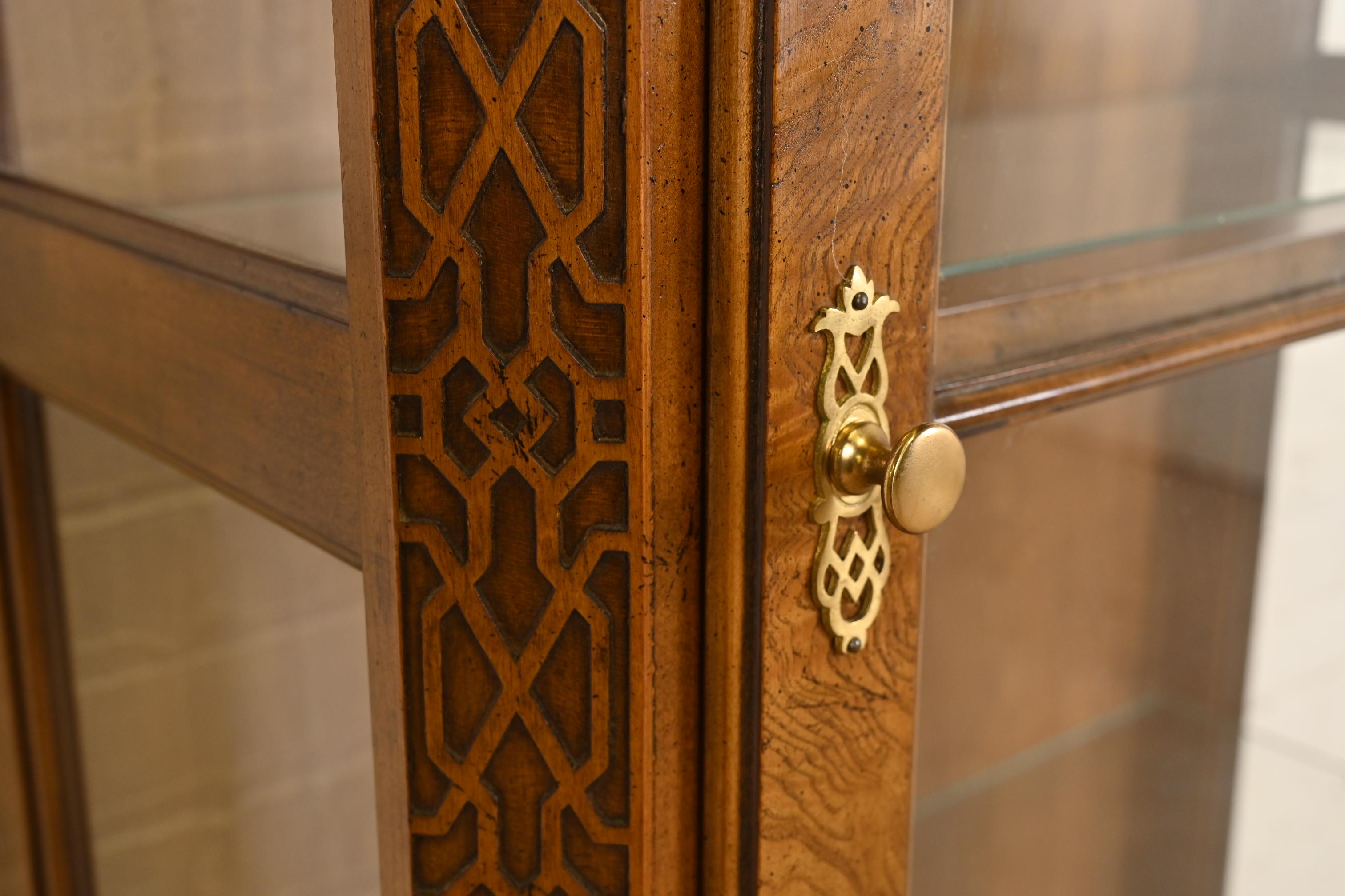 Baker Furniture Georgian Bibliothèque lumineuse en cerisier sculpté et bois de ronce en vente 1