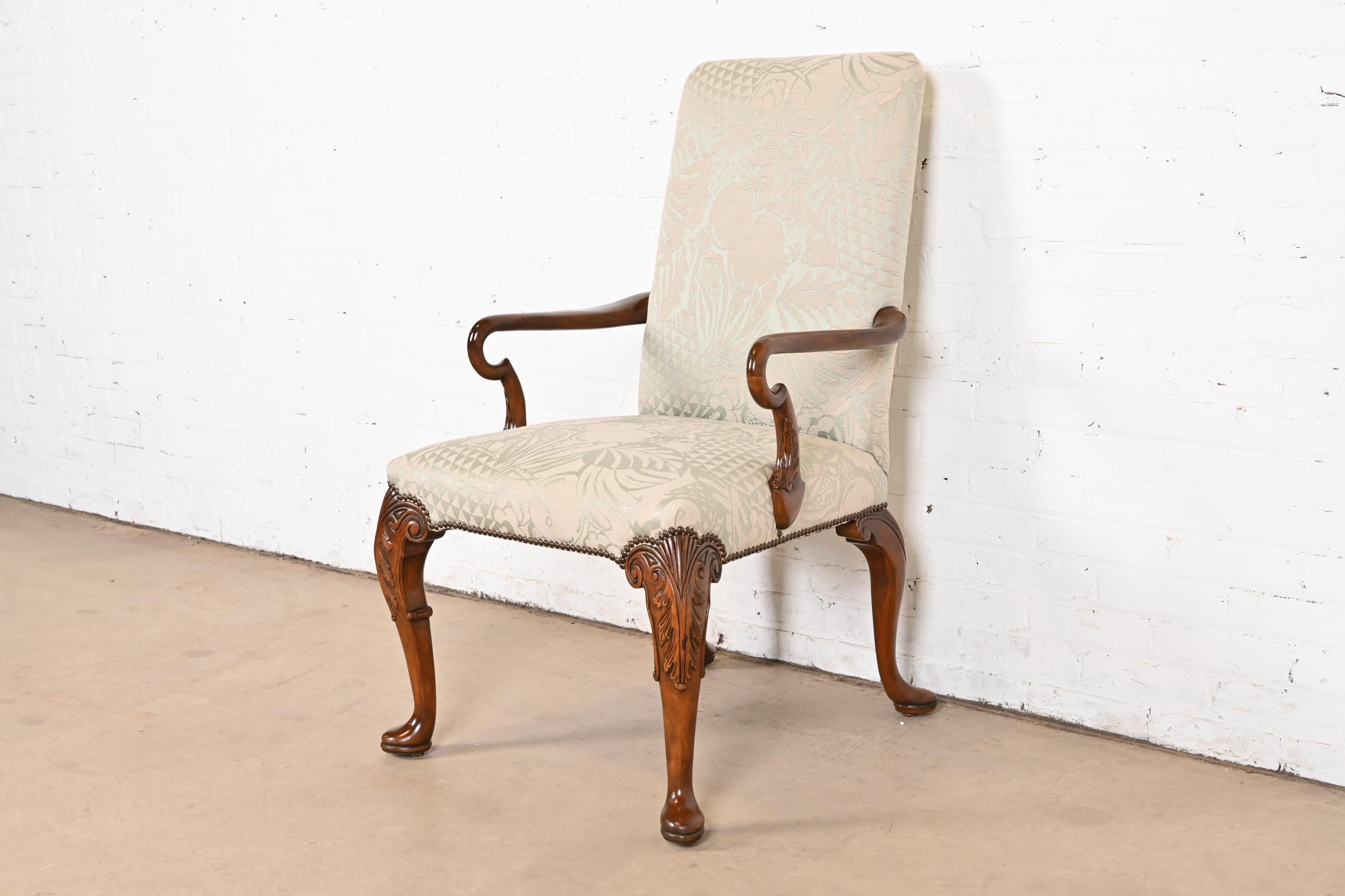 Baker Furniture Georgianischer geschnitzter Mahagoni-Sessel im Zustand „Gut“ im Angebot in South Bend, IN