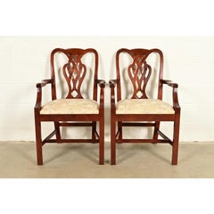 Paire de fauteuils en acajou sculpté de style géorgien de Baker Furniture