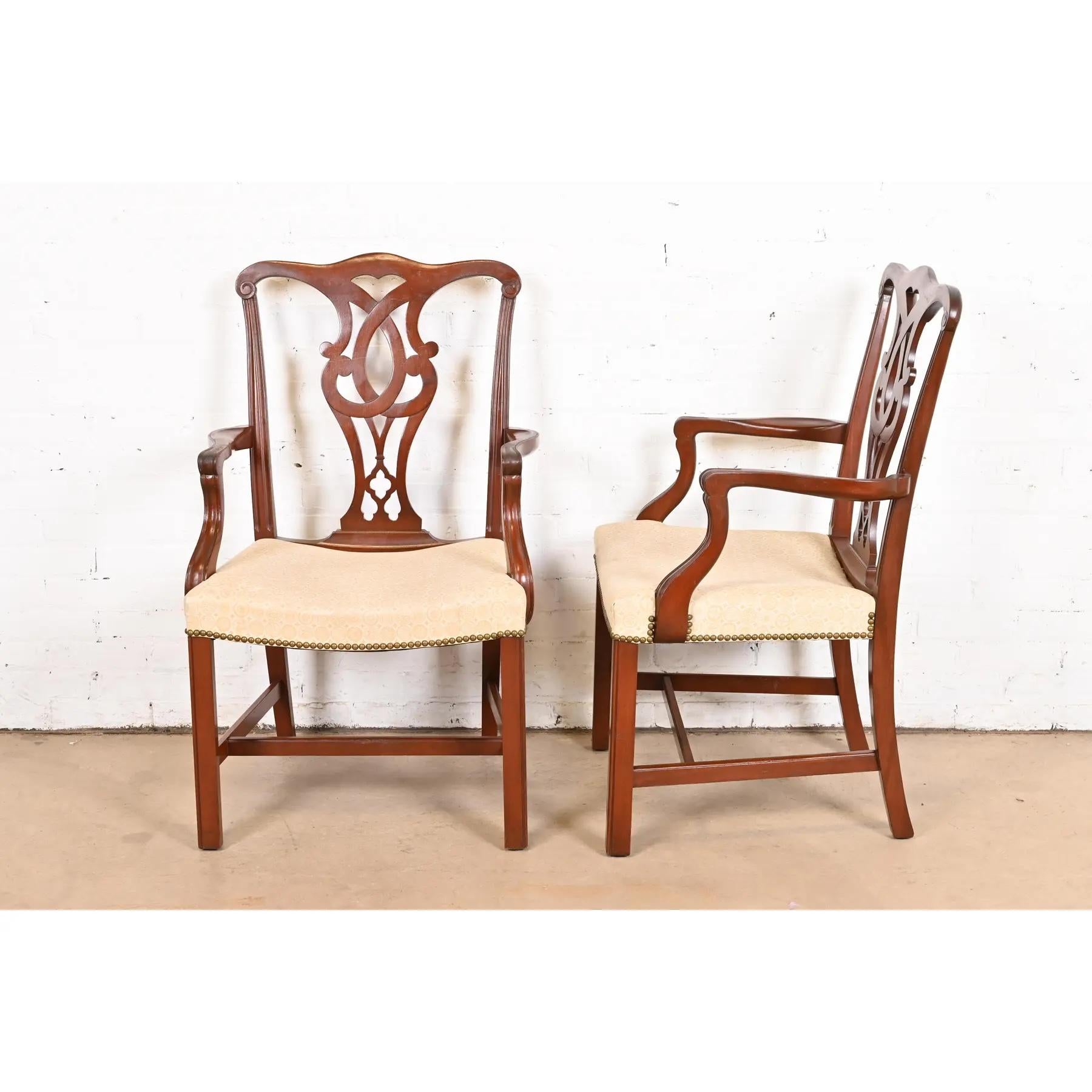 Baker Furniture Sedie da pranzo in mogano intagliato georgiano, set di otto sedie in vendita 4